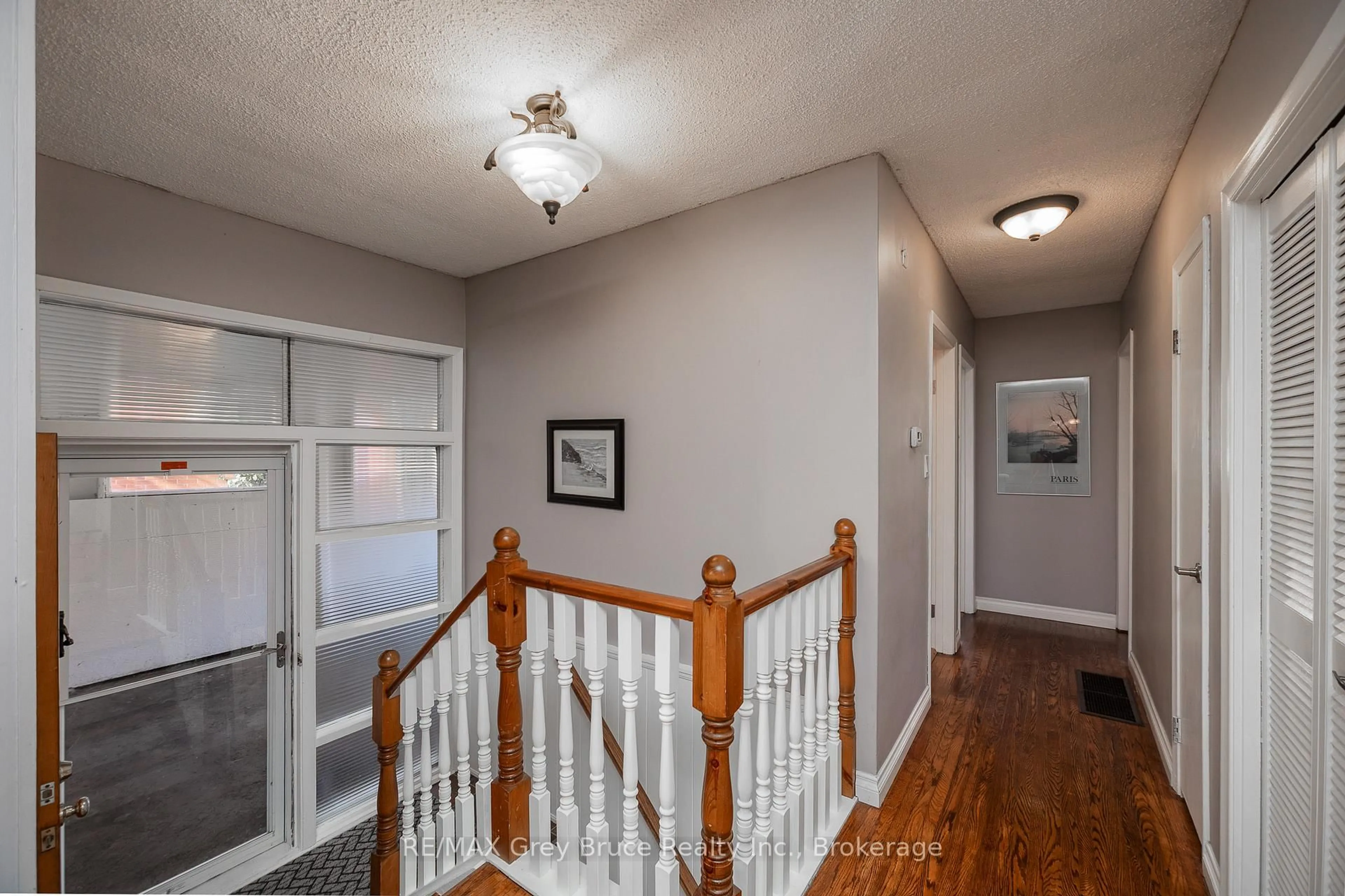 Indoor entryway for 242 6th Ave, Owen Sound Ontario N4K 2T3