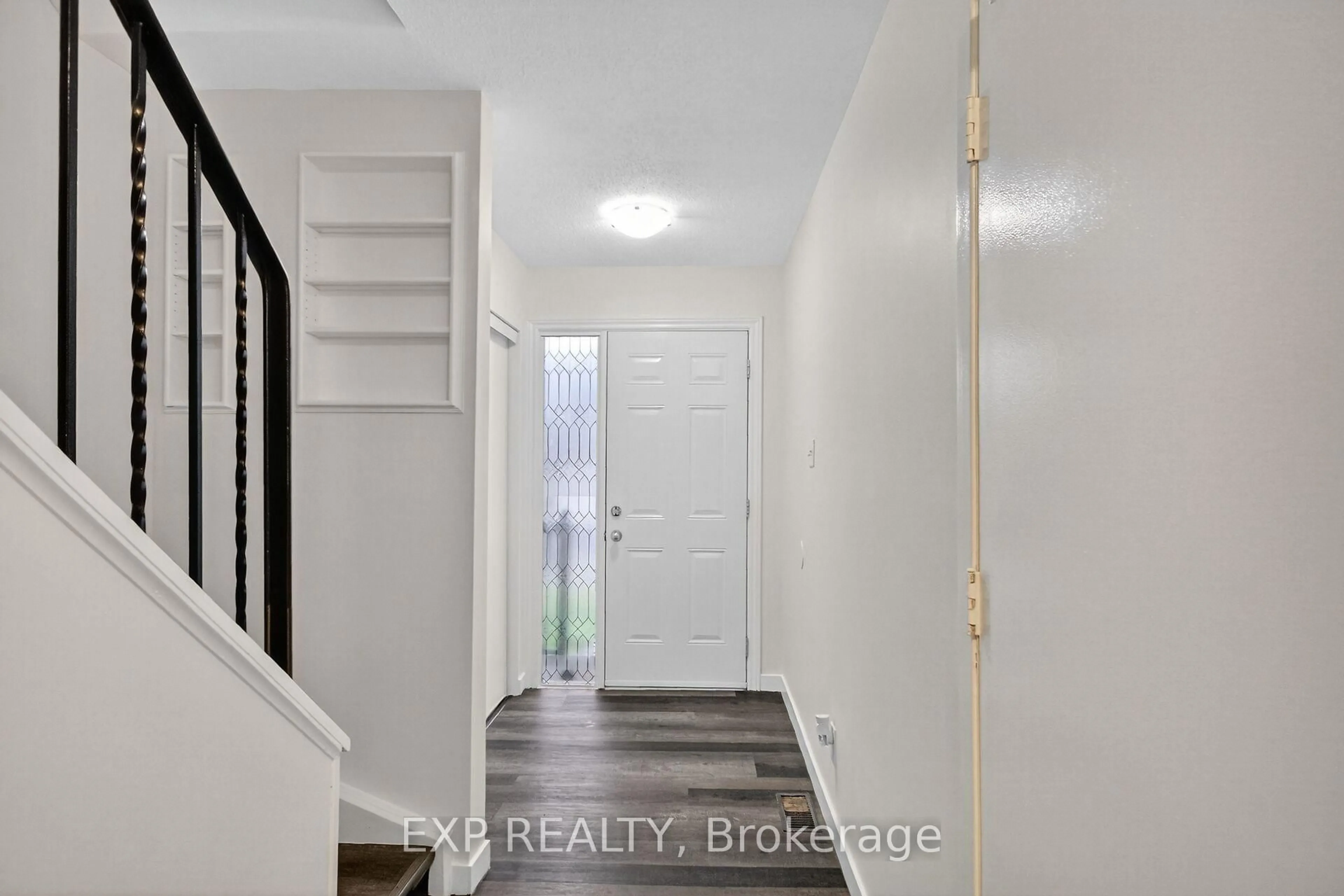 Indoor entryway for 109 Theresa Private, Ottawa Ontario K1V 0E7