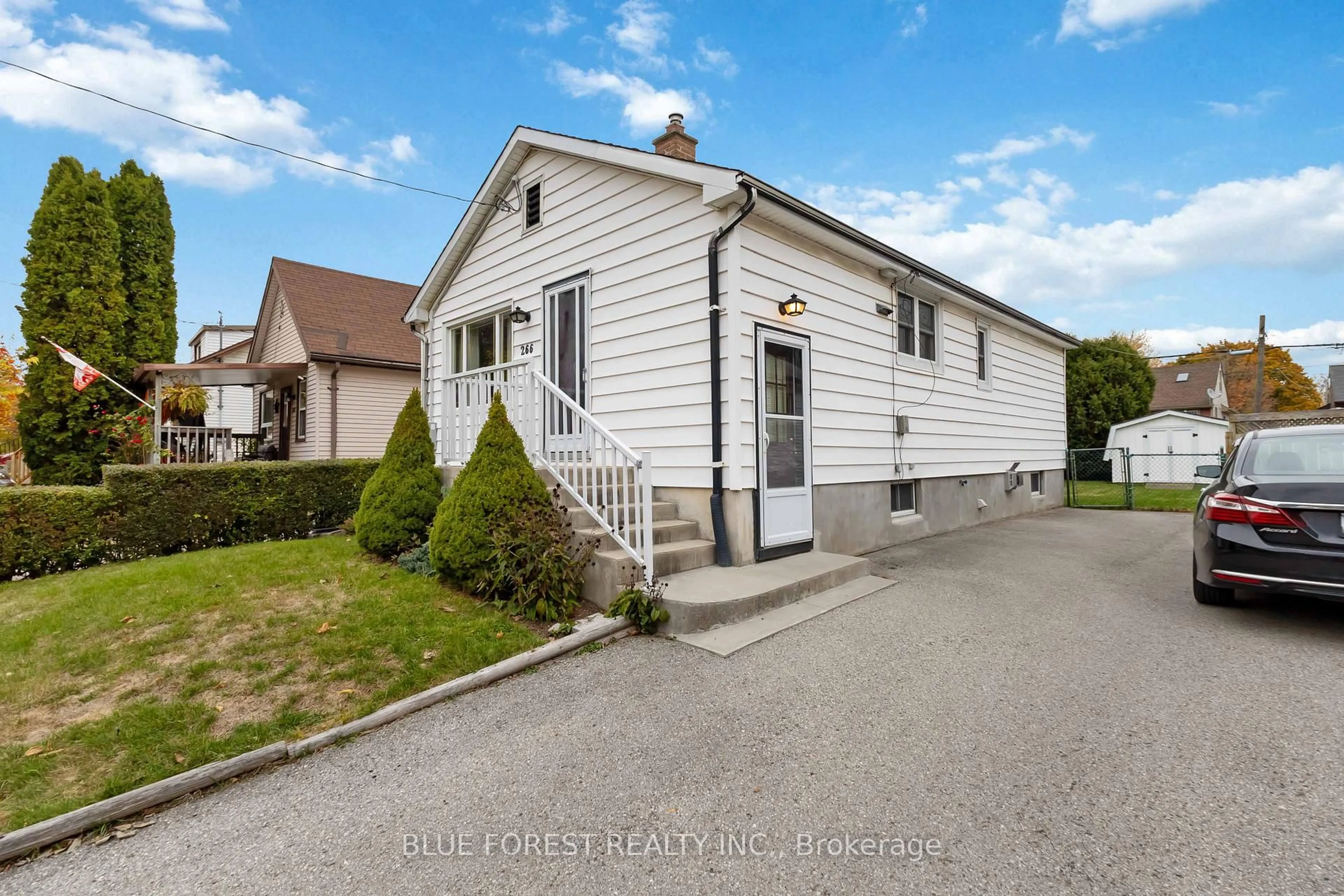 A pic from outside/outdoor area/front of a property/back of a property/a pic from drone, street for 266 Giles St, London East Ontario N5Z 2W3