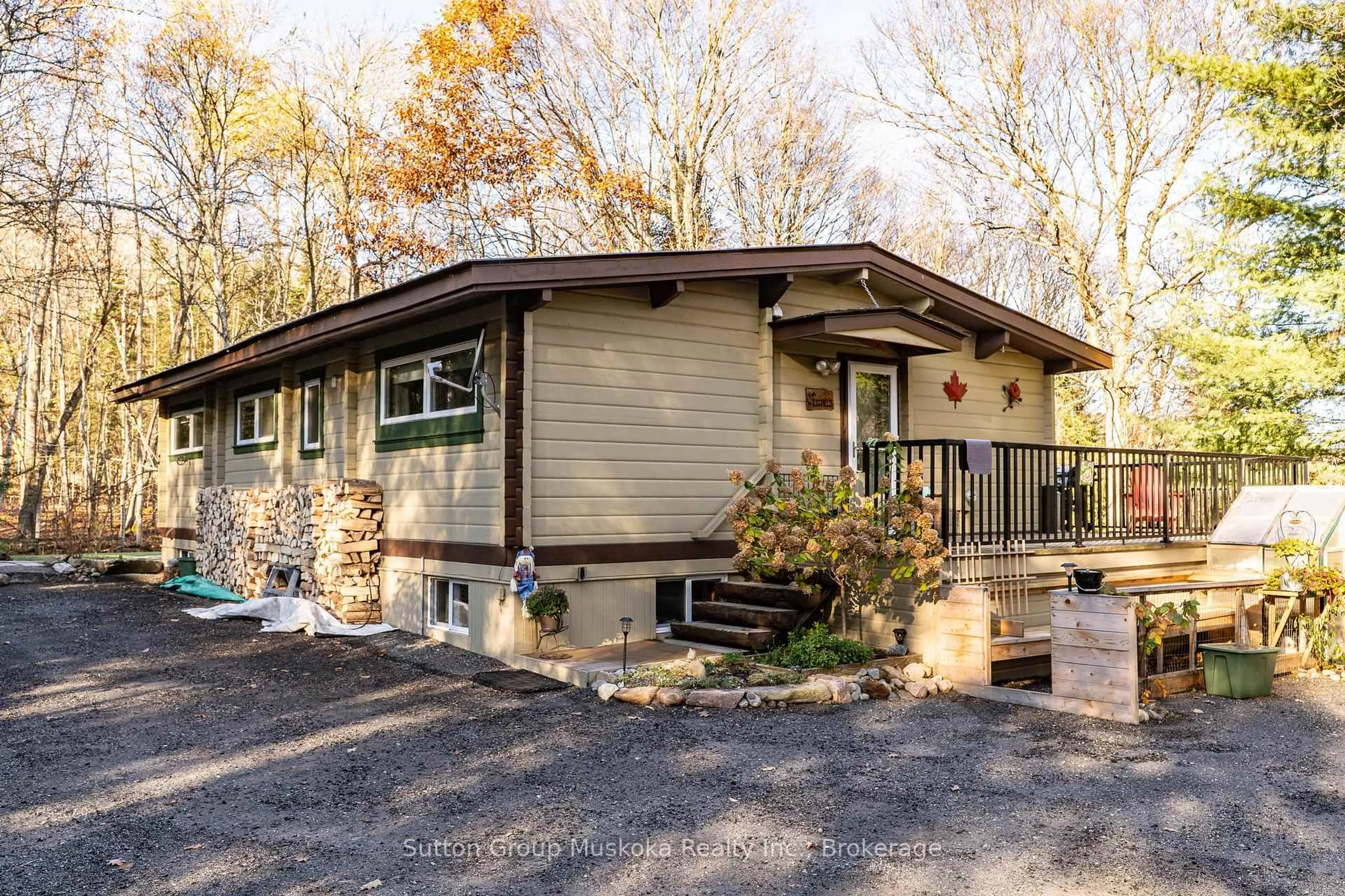 Home with vinyl exterior material, unknown for 236 Hoodstown Rd, Huntsville Ontario P1H 2J2