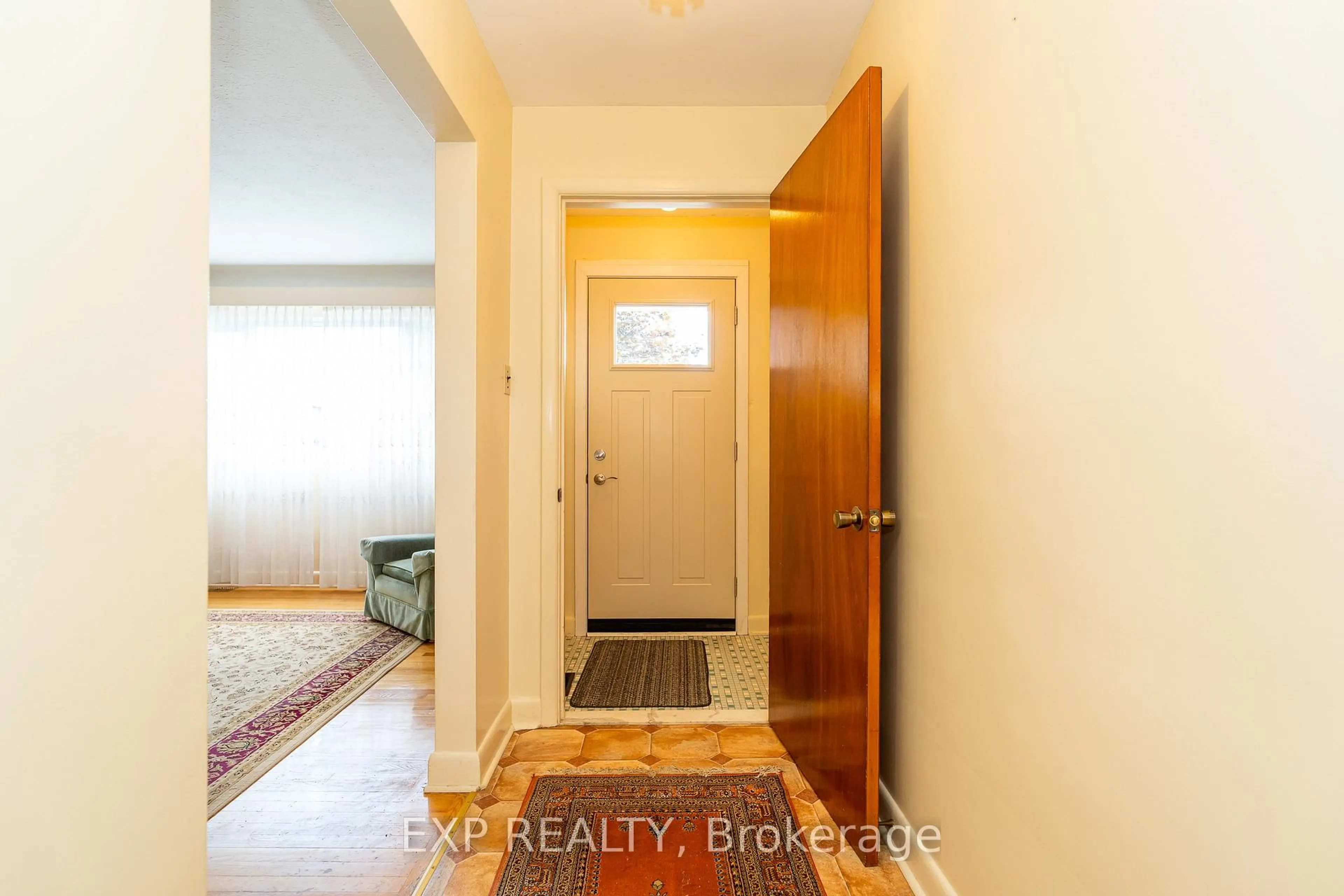 Indoor entryway for 1008 Riddell Ave, Ottawa Ontario K2C 2J5