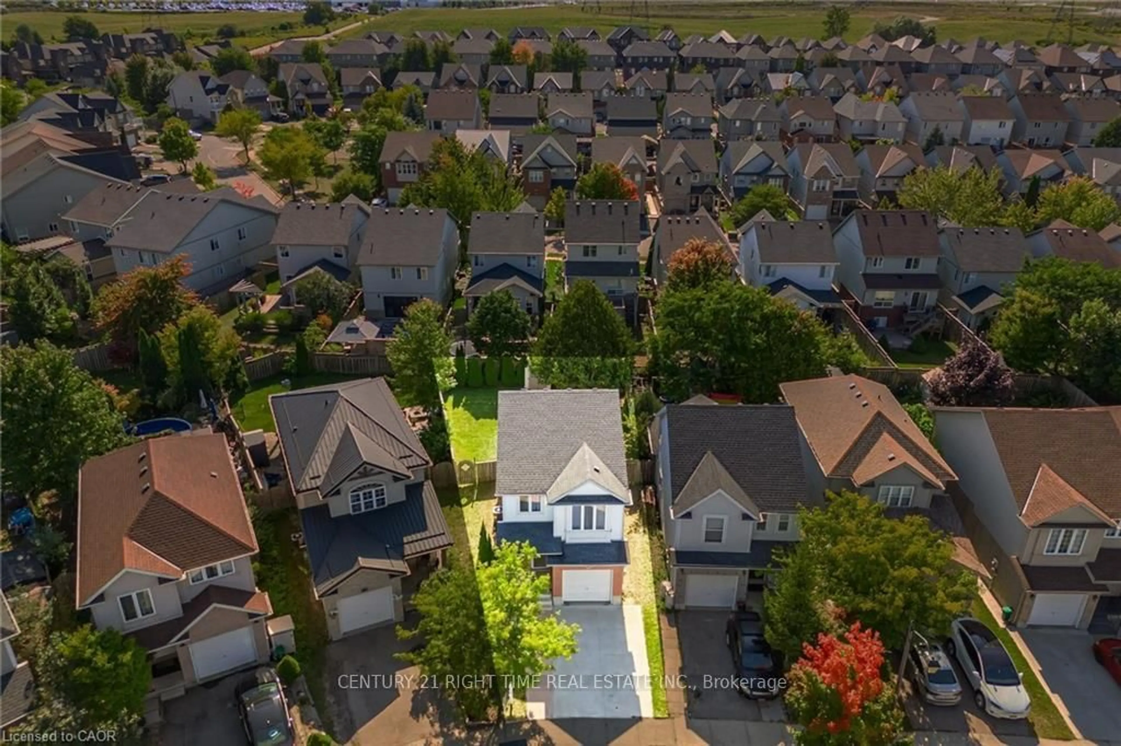 A pic from outside/outdoor area/front of a property/back of a property/a pic from drone, street for 525 Chablis Dr, Waterloo Ontario N2T 2Y1