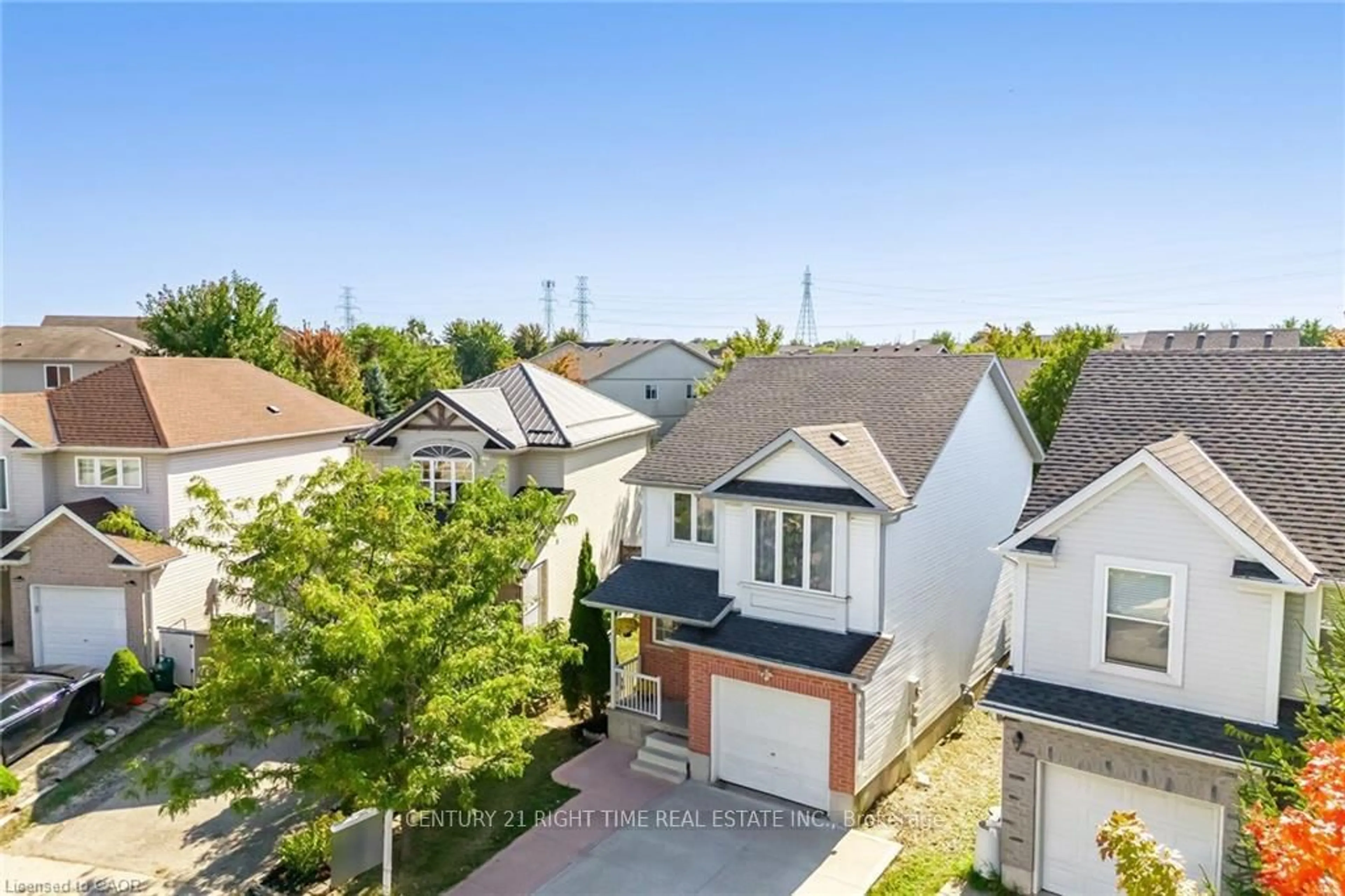 A pic from outside/outdoor area/front of a property/back of a property/a pic from drone, street for 525 Chablis Dr, Waterloo Ontario N2T 2Y1