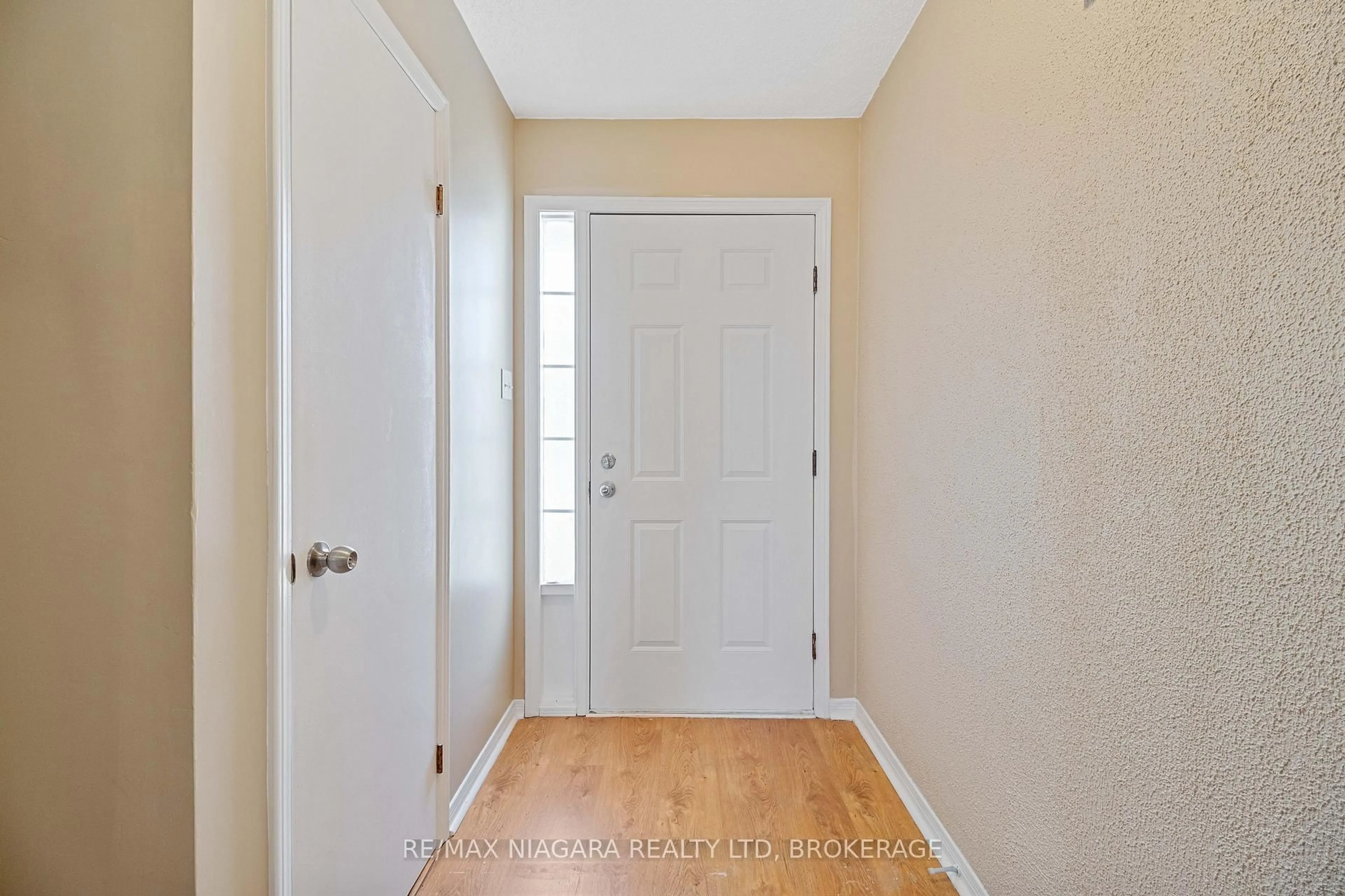 Indoor entryway for 18 Julie Dr, Thorold Ontario L2V 4L5