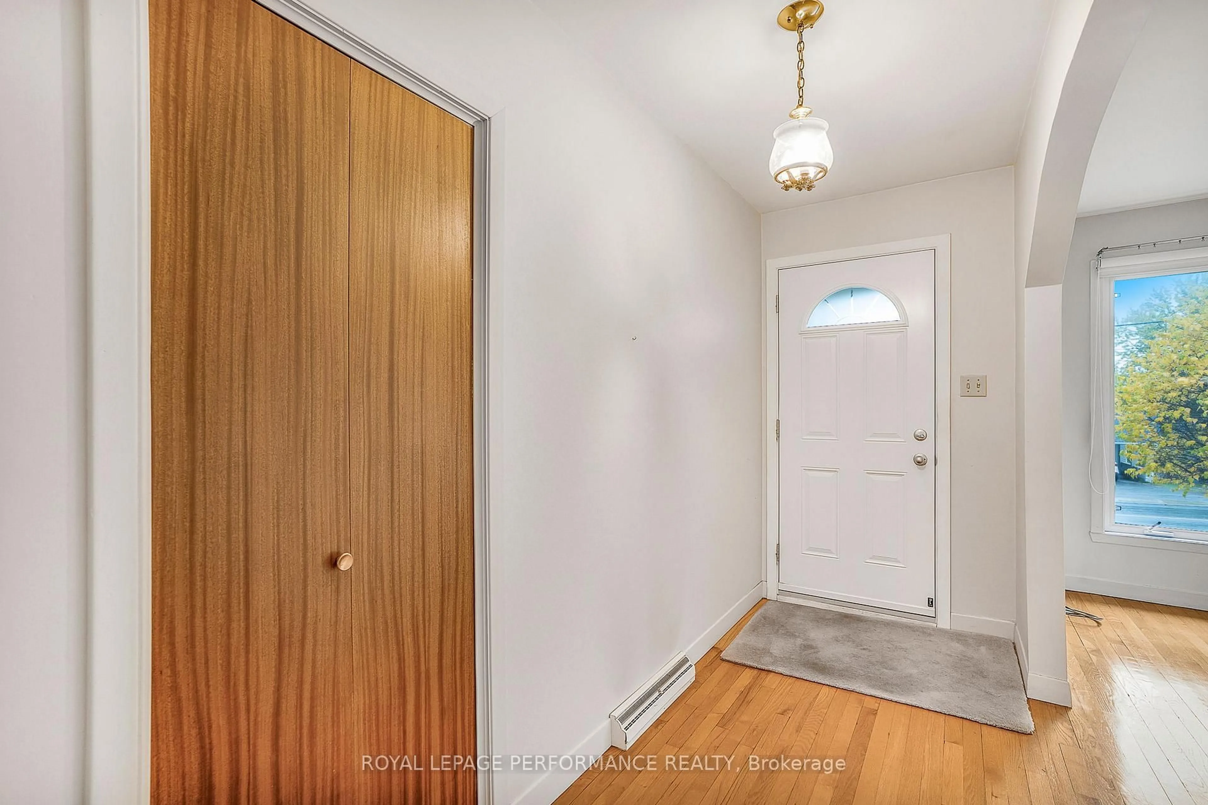 Indoor entryway for 99 John St, Champlain Ontario K0B 1K0