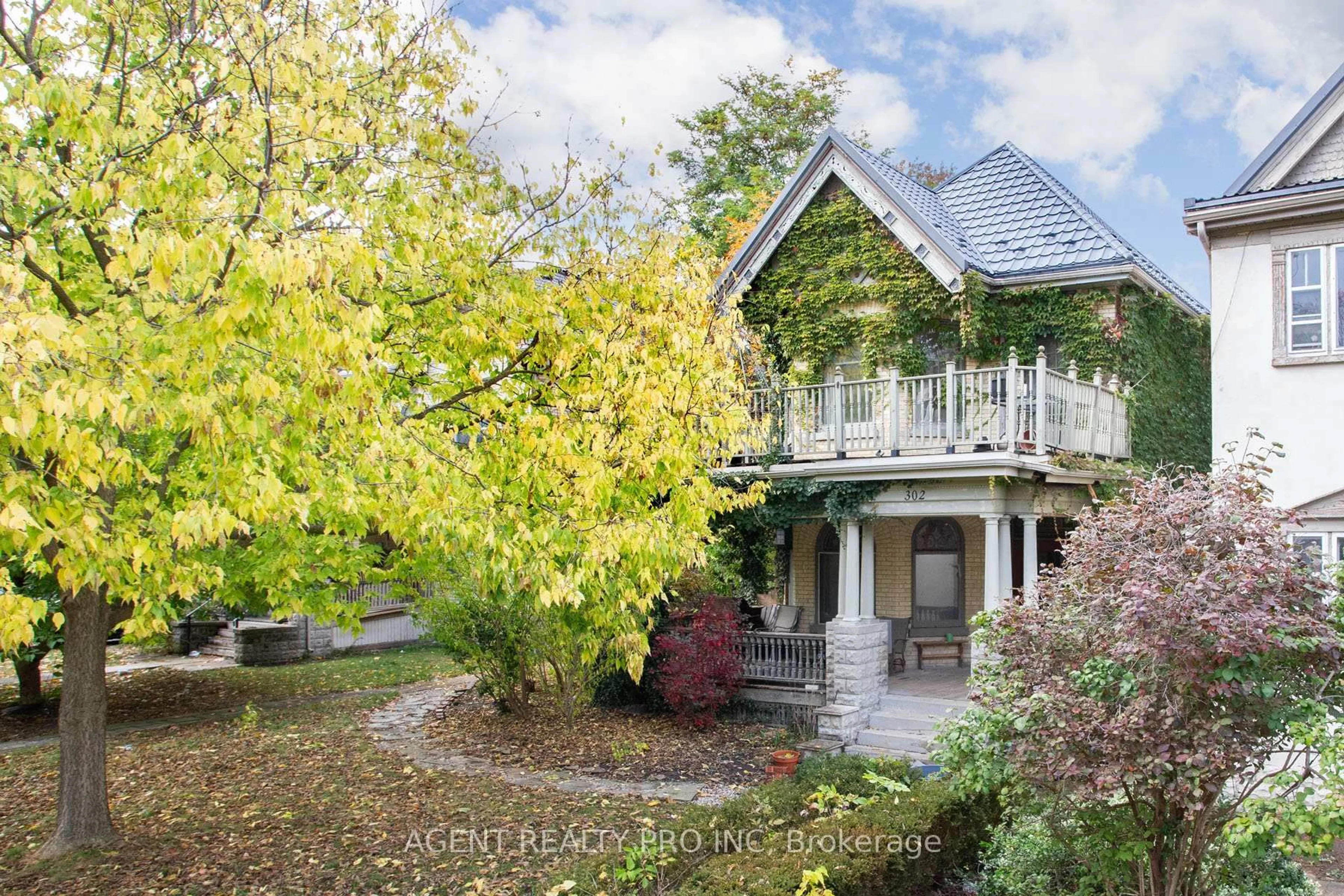 A pic from outside/outdoor area/front of a property/back of a property/a pic from drone, street for 302 central St, London East Ontario N6B 2C8