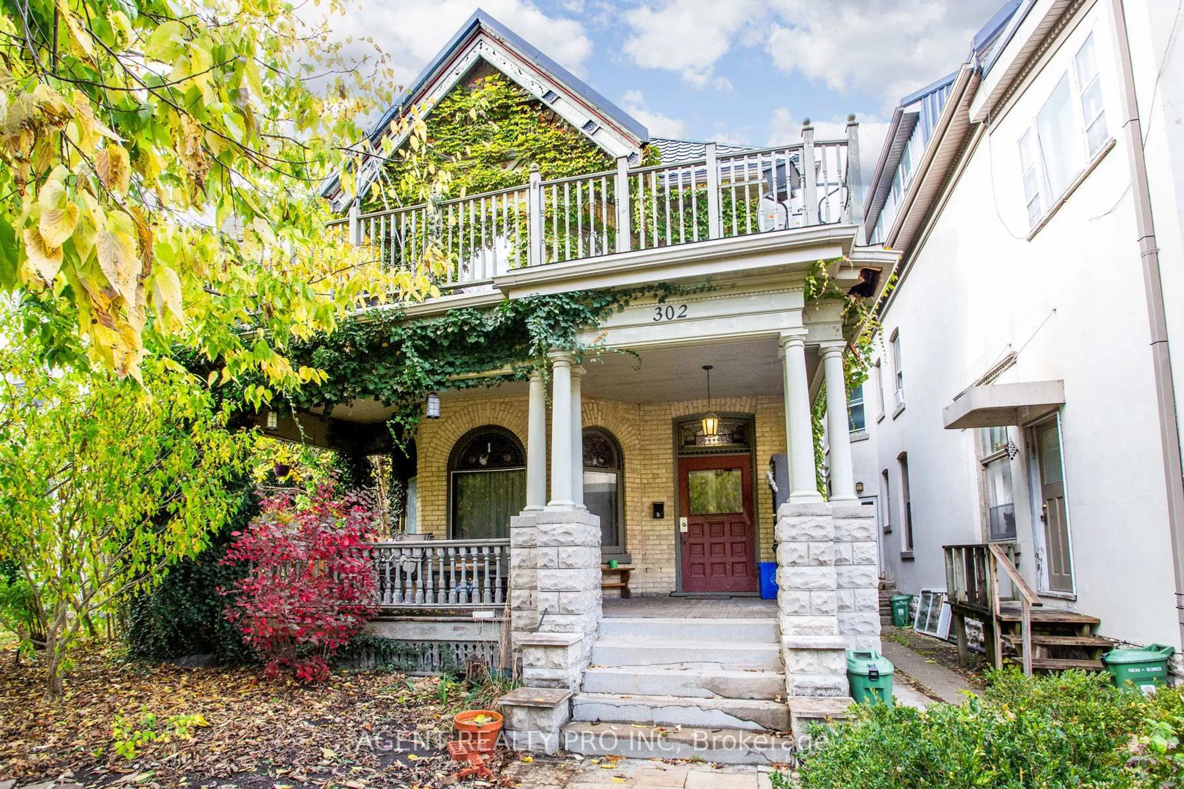 Patio, street for 302 central St, London East Ontario N6B 2C8