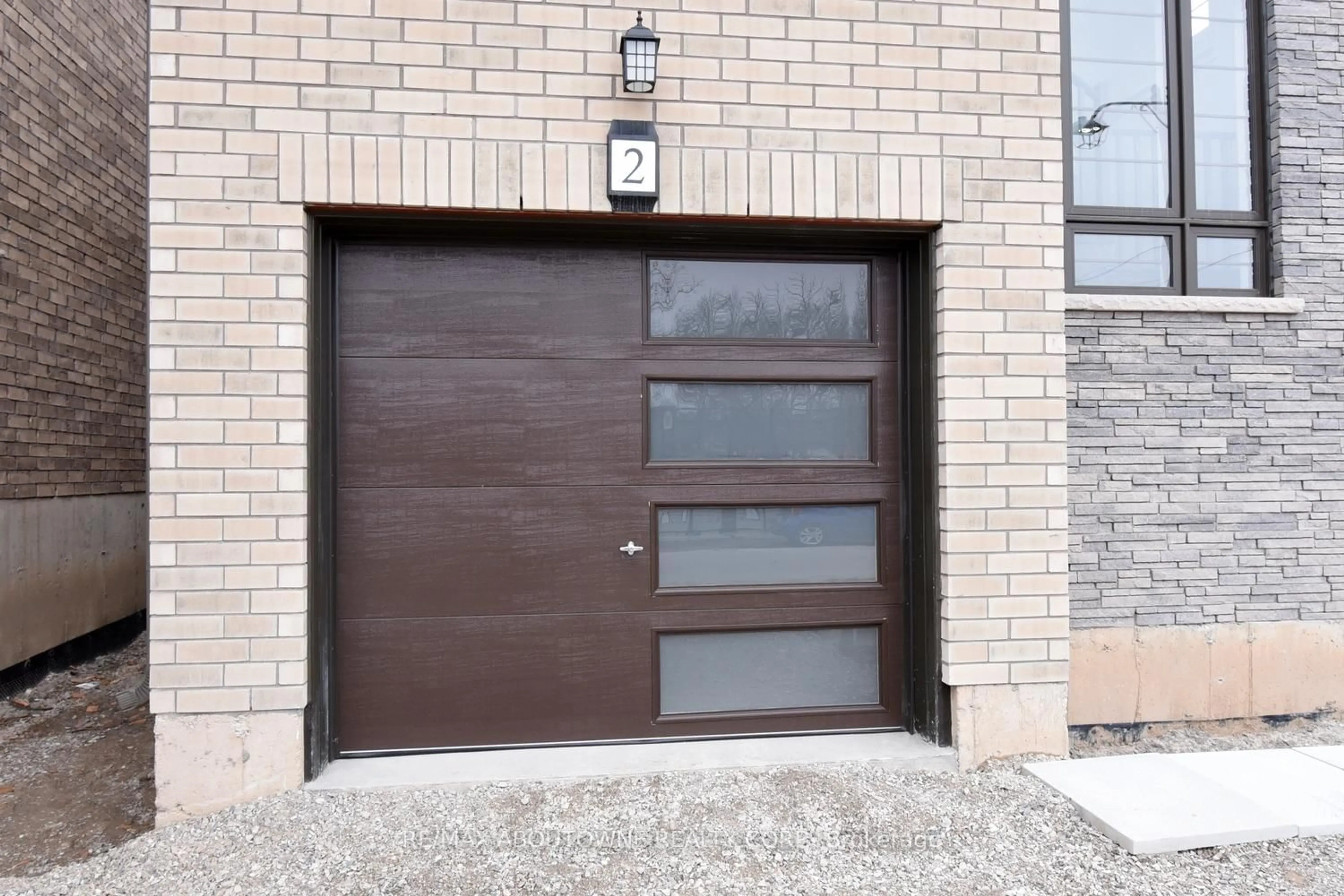 Indoor garage for 2 Sundin Dr, Haldimand Ontario N3W 0H1