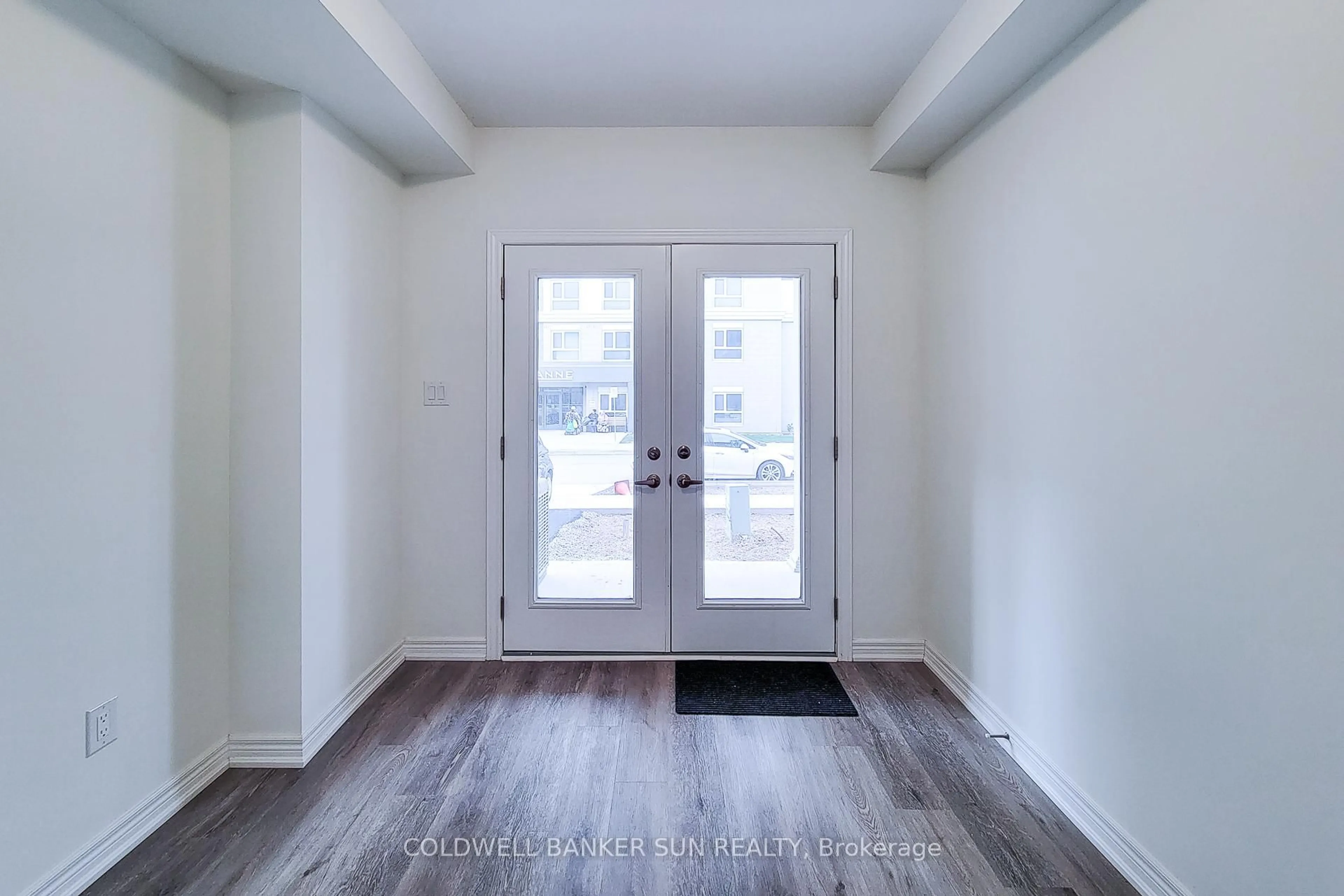Indoor entryway for 7 Roxanne Dr, Hamilton Ontario L8H 1L9