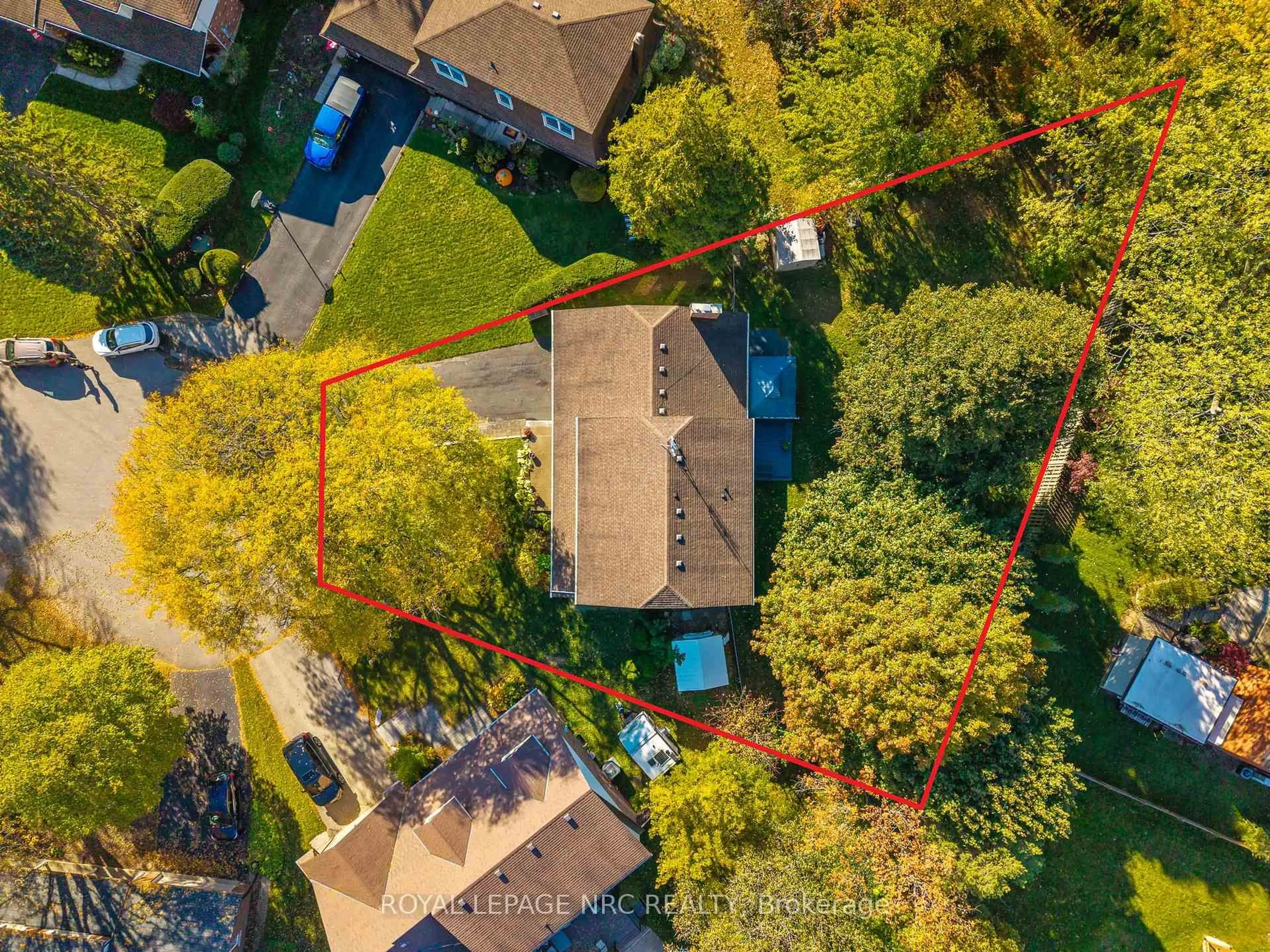 A pic from outside/outdoor area/front of a property/back of a property/a pic from drone, street for 20 Parkhill Rd, Pelham Ontario L3C 1W3