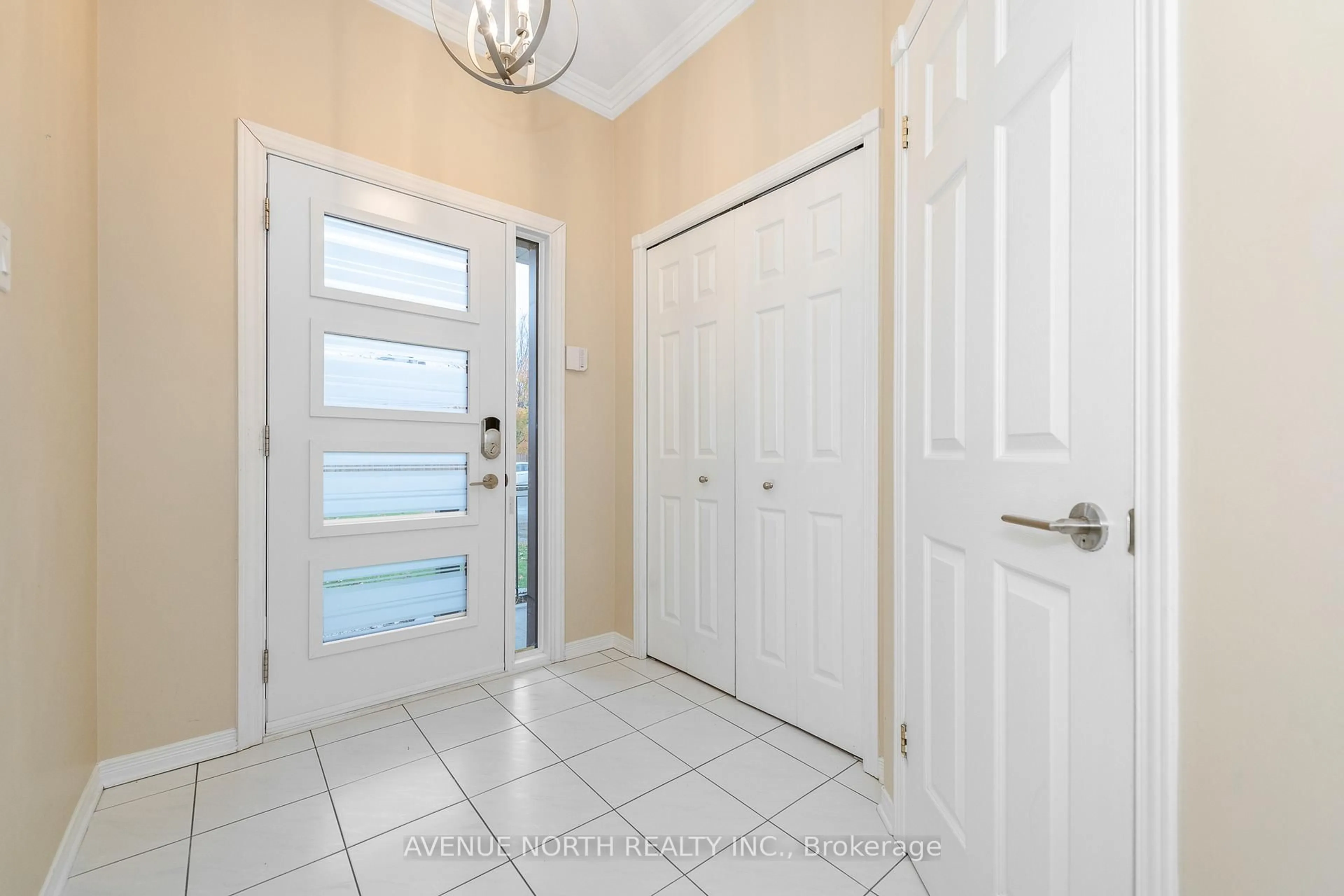 Indoor entryway for 1578 Cedar Mills Rd, Orleans Ontario K1C 7M1