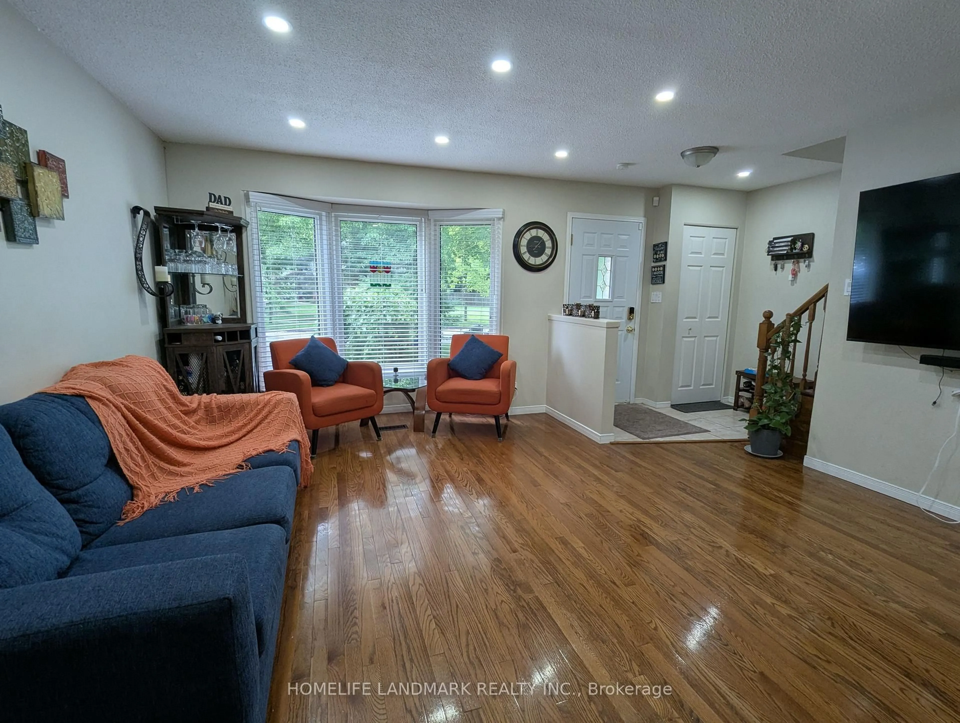 Living room with furniture, unknown for 39 Elma St, St. Catharines Ontario L2N 6Z2