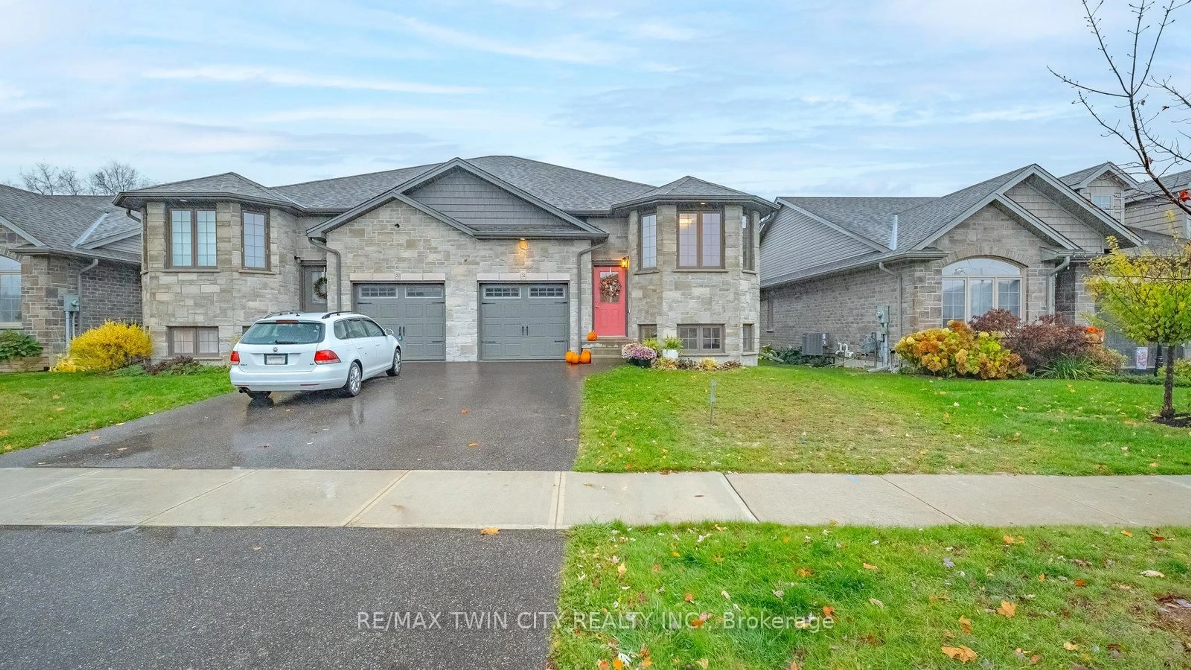 Home with brick exterior material, street for 32 Schuyler Estates, Brant Ontario N3L 0E5
