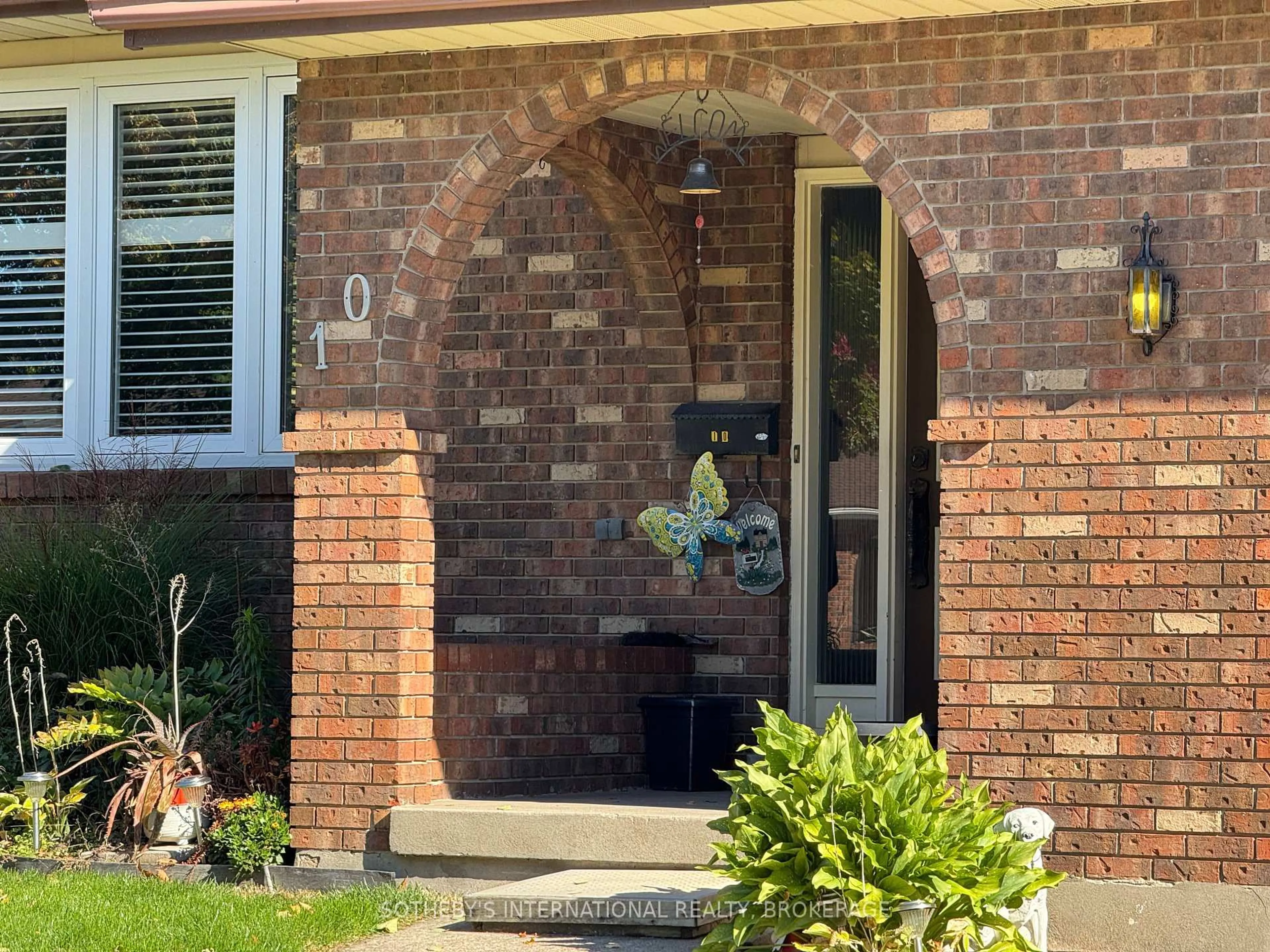 Home with brick exterior material, street for 10 Bullocks Corners, St. Catharines Ontario L2M 6W8