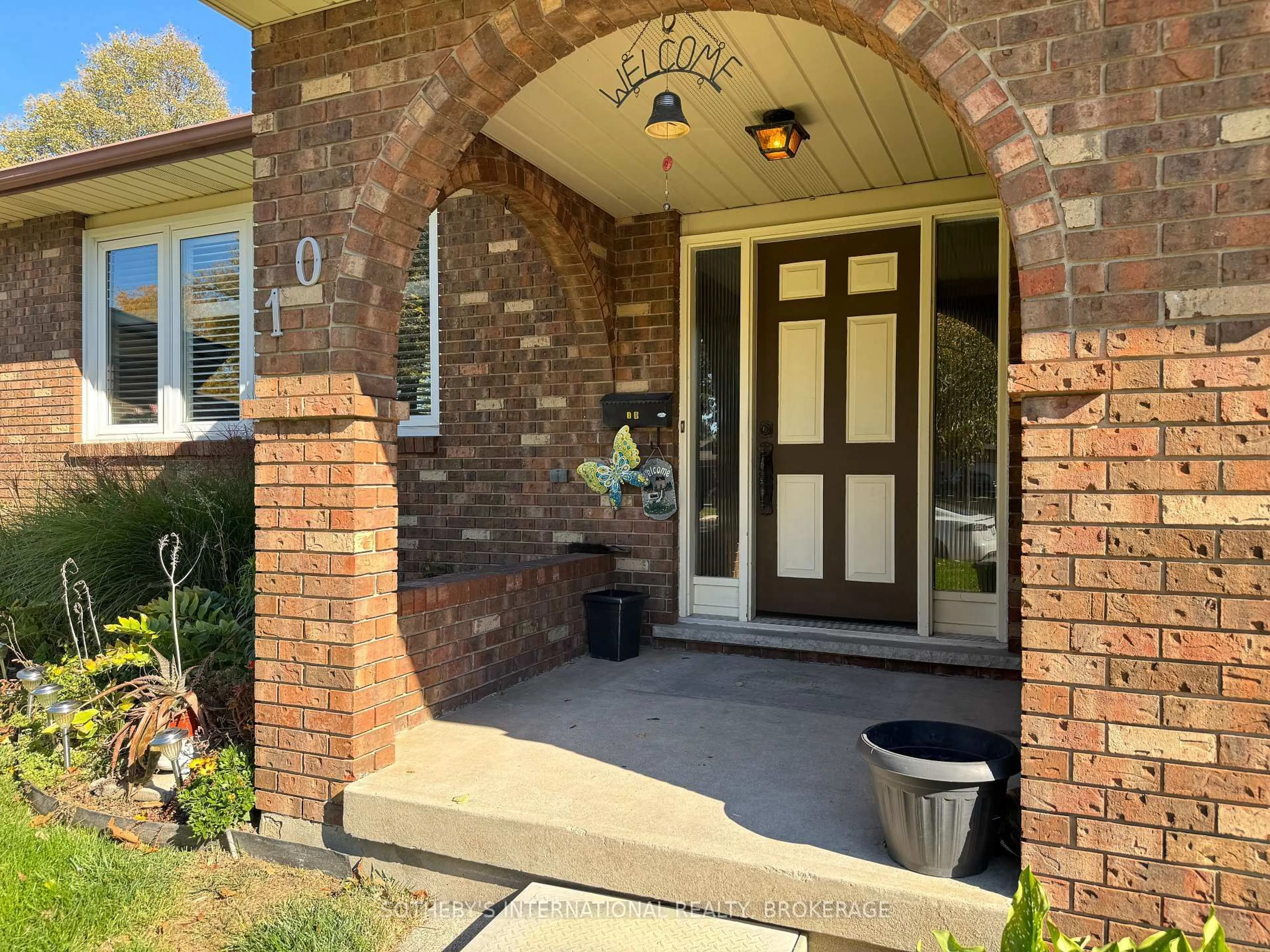 Indoor entryway for 10 Bullocks Corners, St. Catharines Ontario L2M 6W8