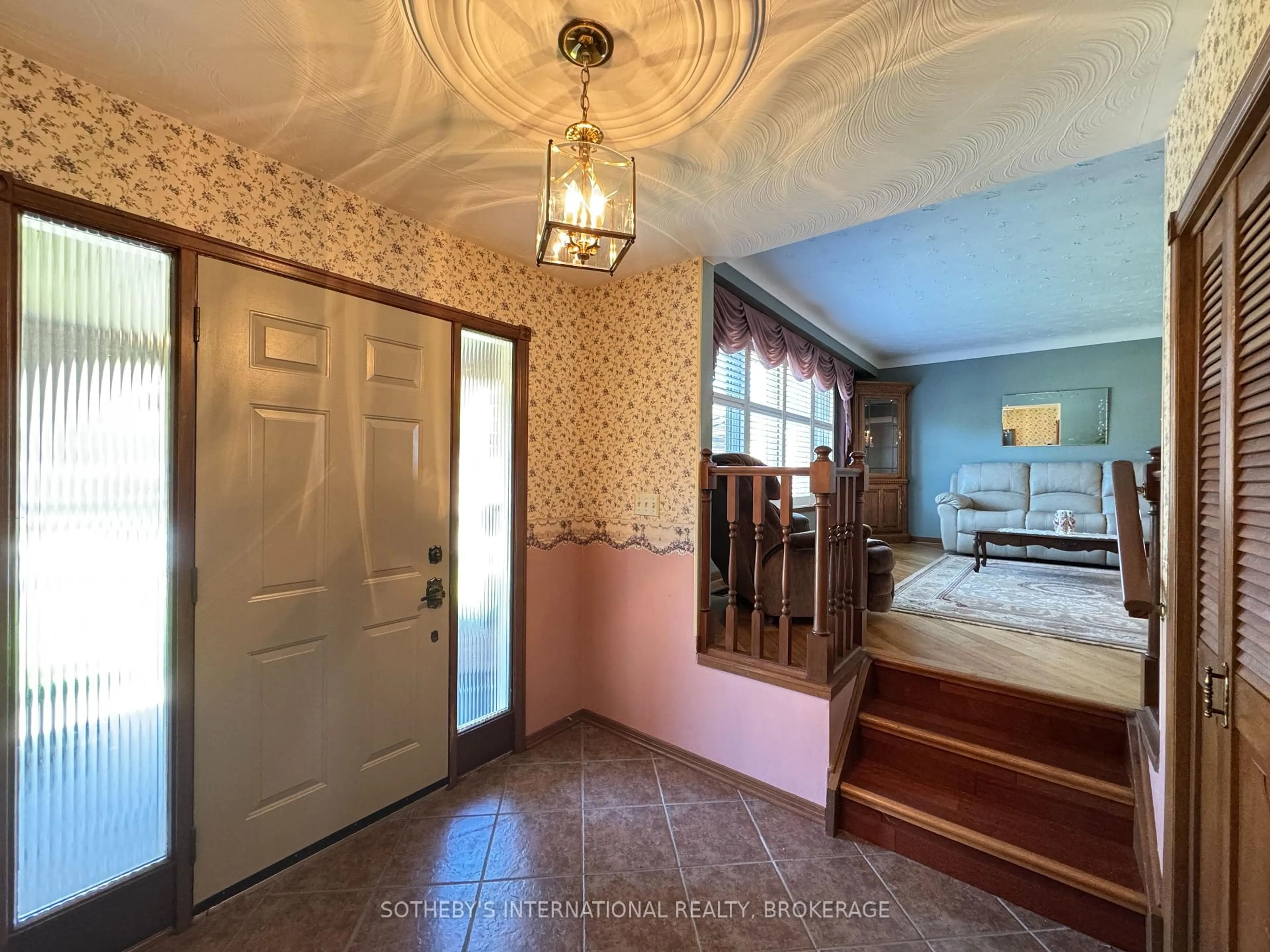 Indoor entryway for 10 Bullocks Corners, St. Catharines Ontario L2M 6W8