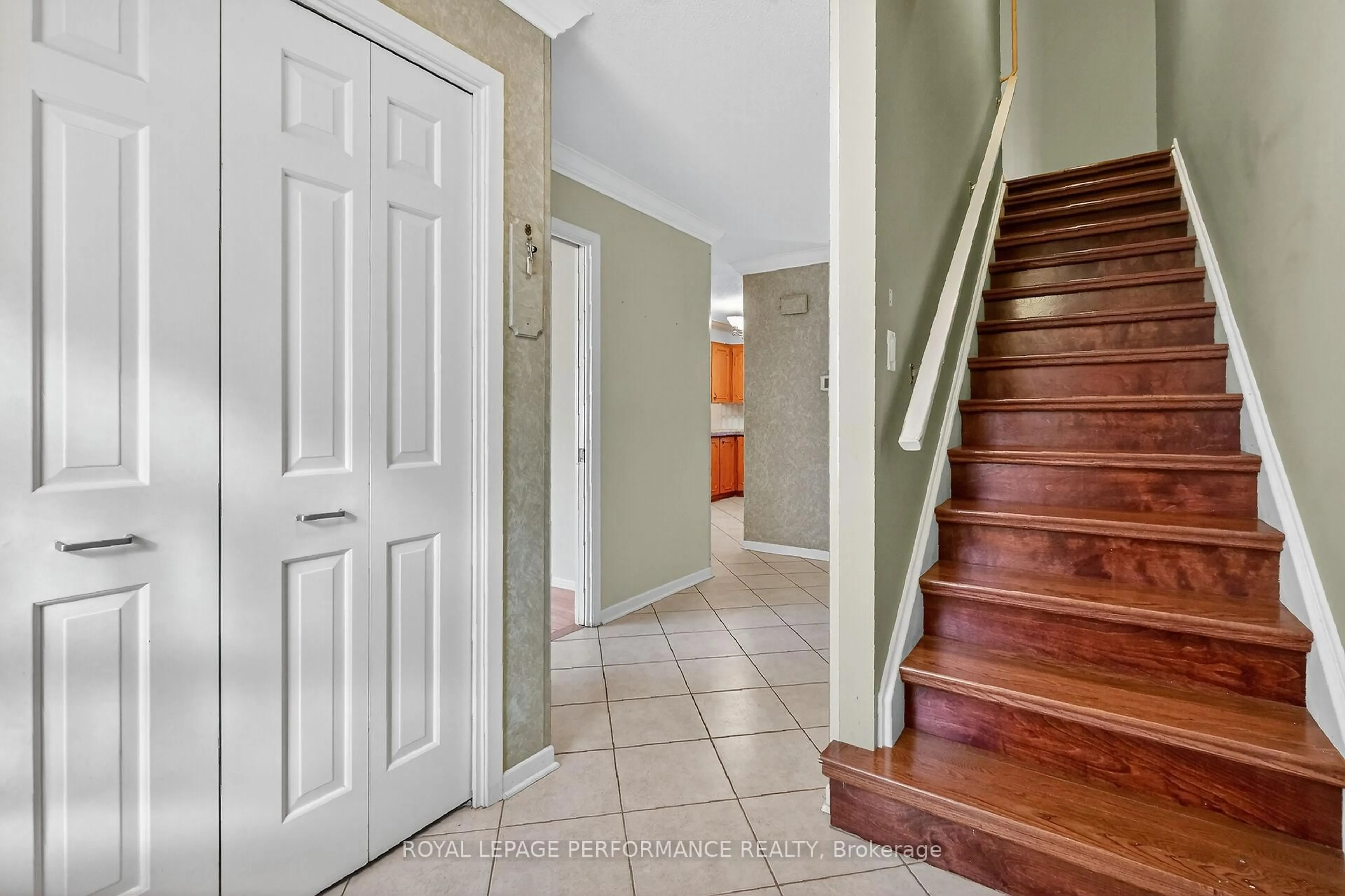 Indoor entryway for 179 Cowley Ave, Ottawa Ontario K1Y 0G8