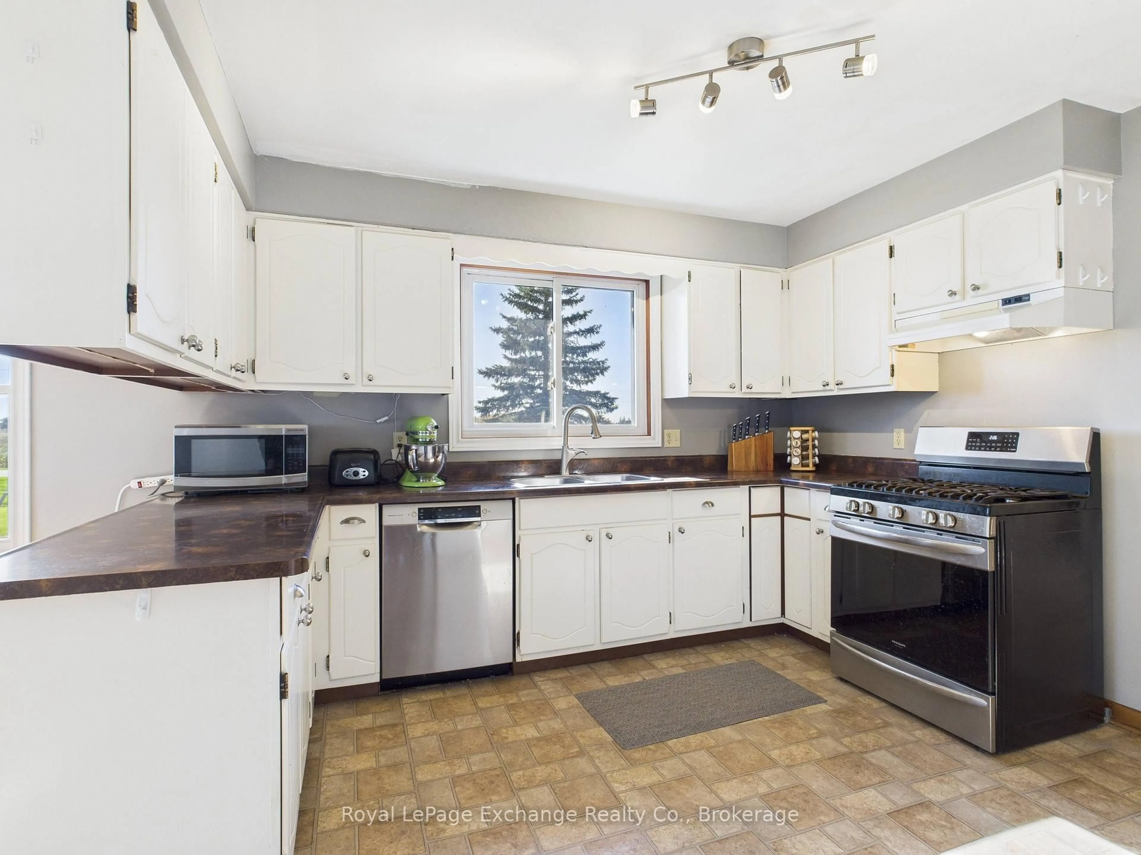 Standard kitchen, unknown for 1372 12 Concession, Huron-Kinloss Ontario N0G 2R0