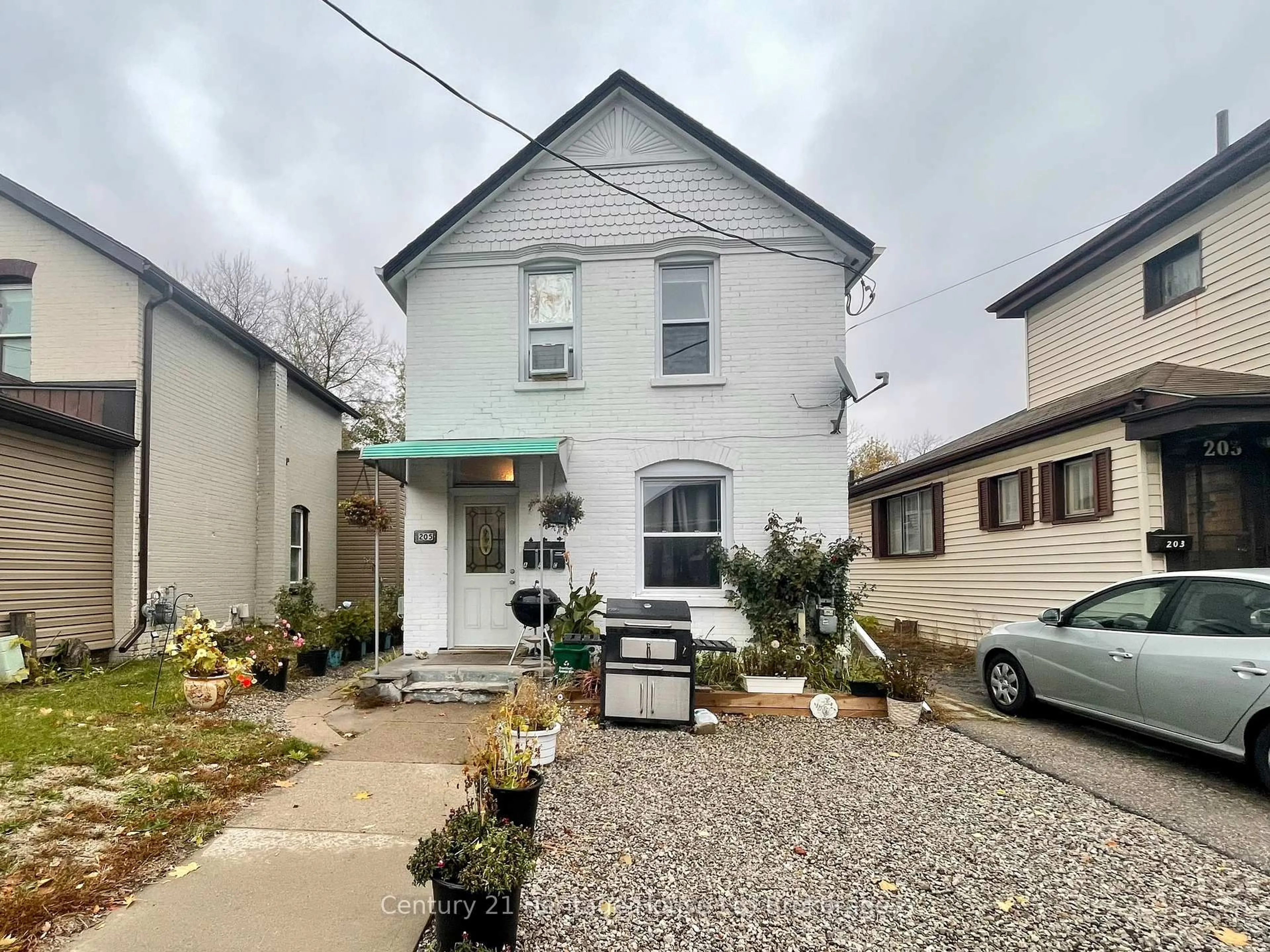 A pic from outside/outdoor area/front of a property/back of a property/a pic from drone, street for 205 William St, Brantford Ontario N3T 3L6