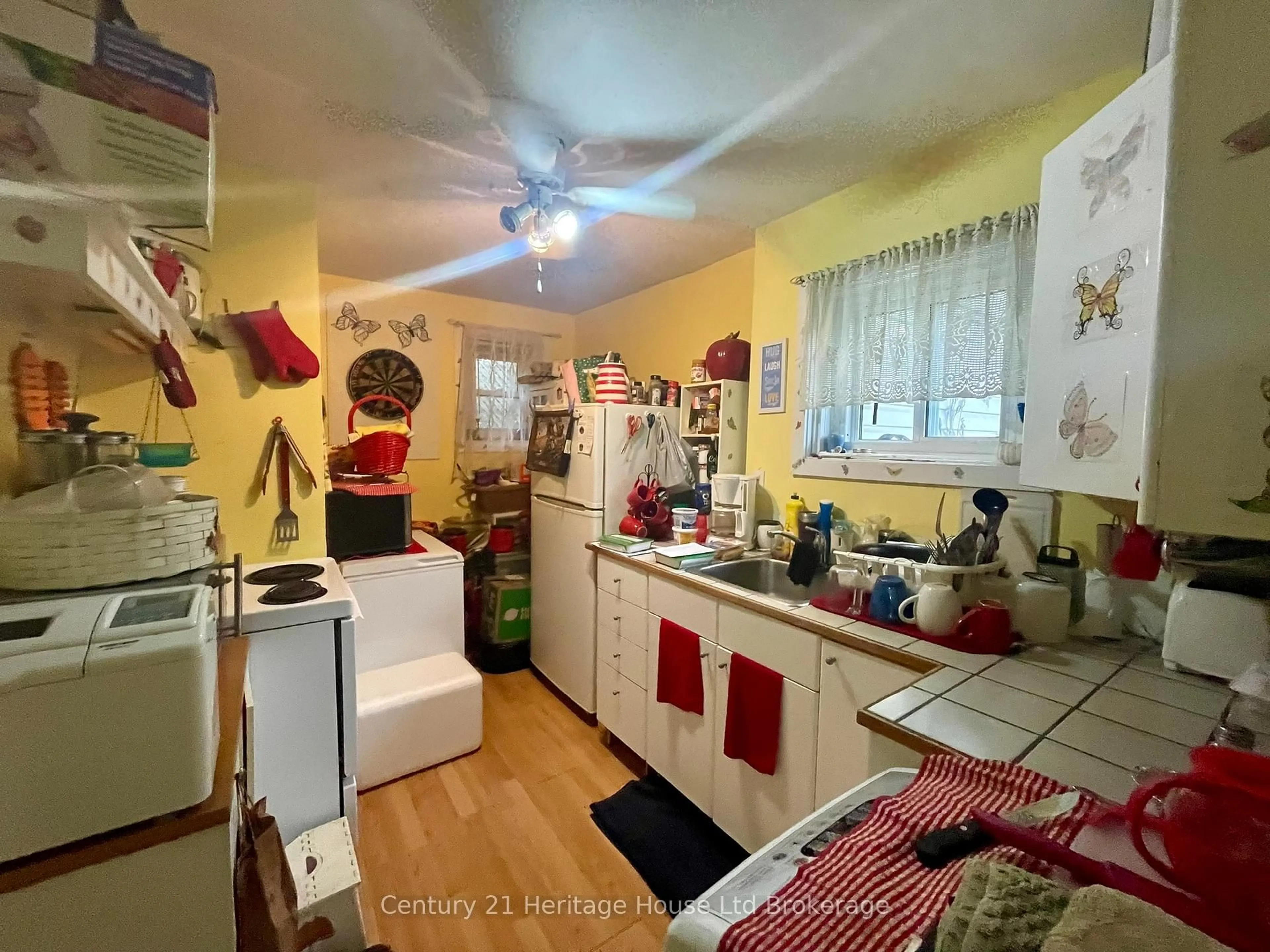 Standard kitchen, unknown for 205 William St, Brantford Ontario N3T 3L6