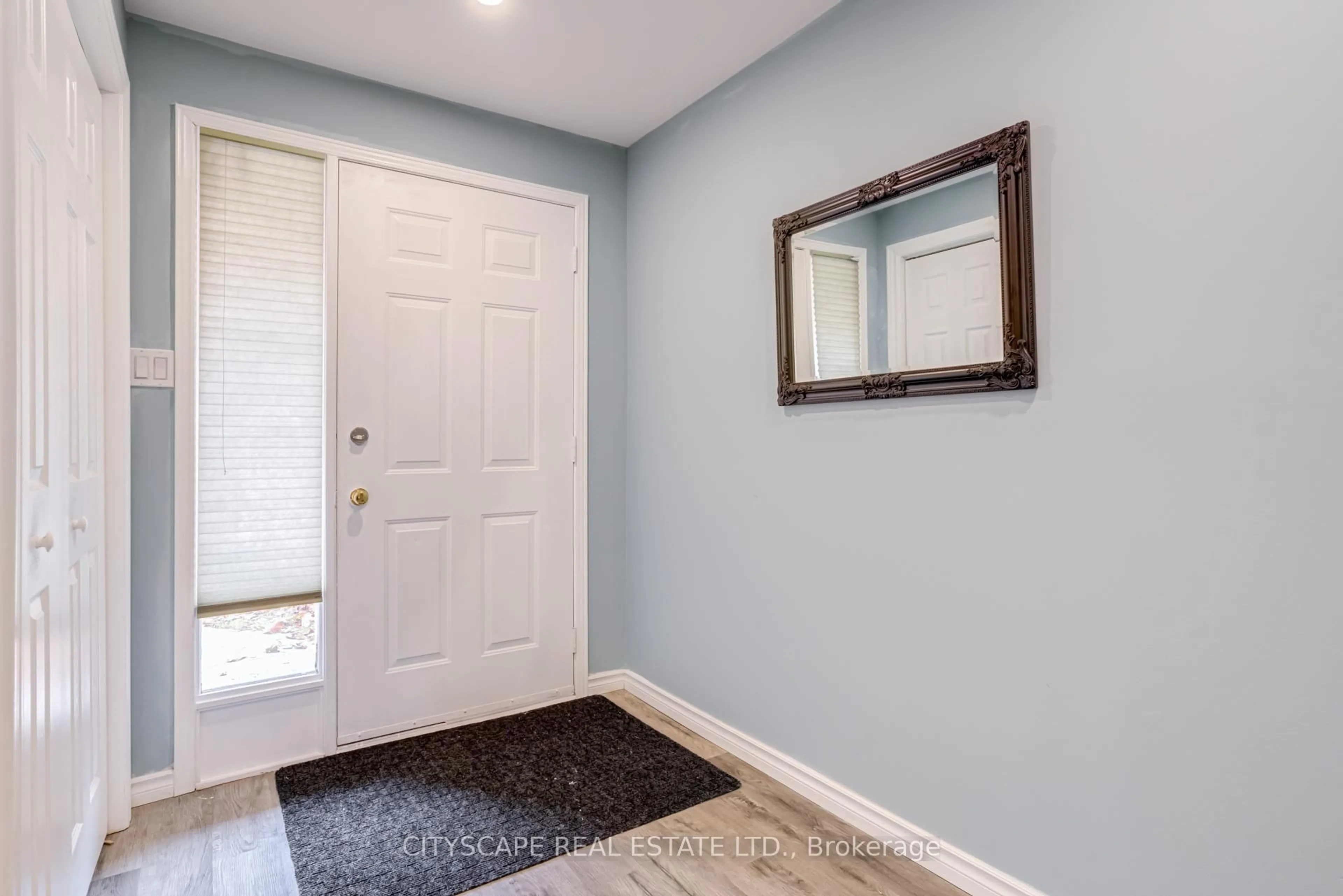 Indoor entryway for 72 Stone Church Rd #60, Hamilton Ontario L9B 2H8