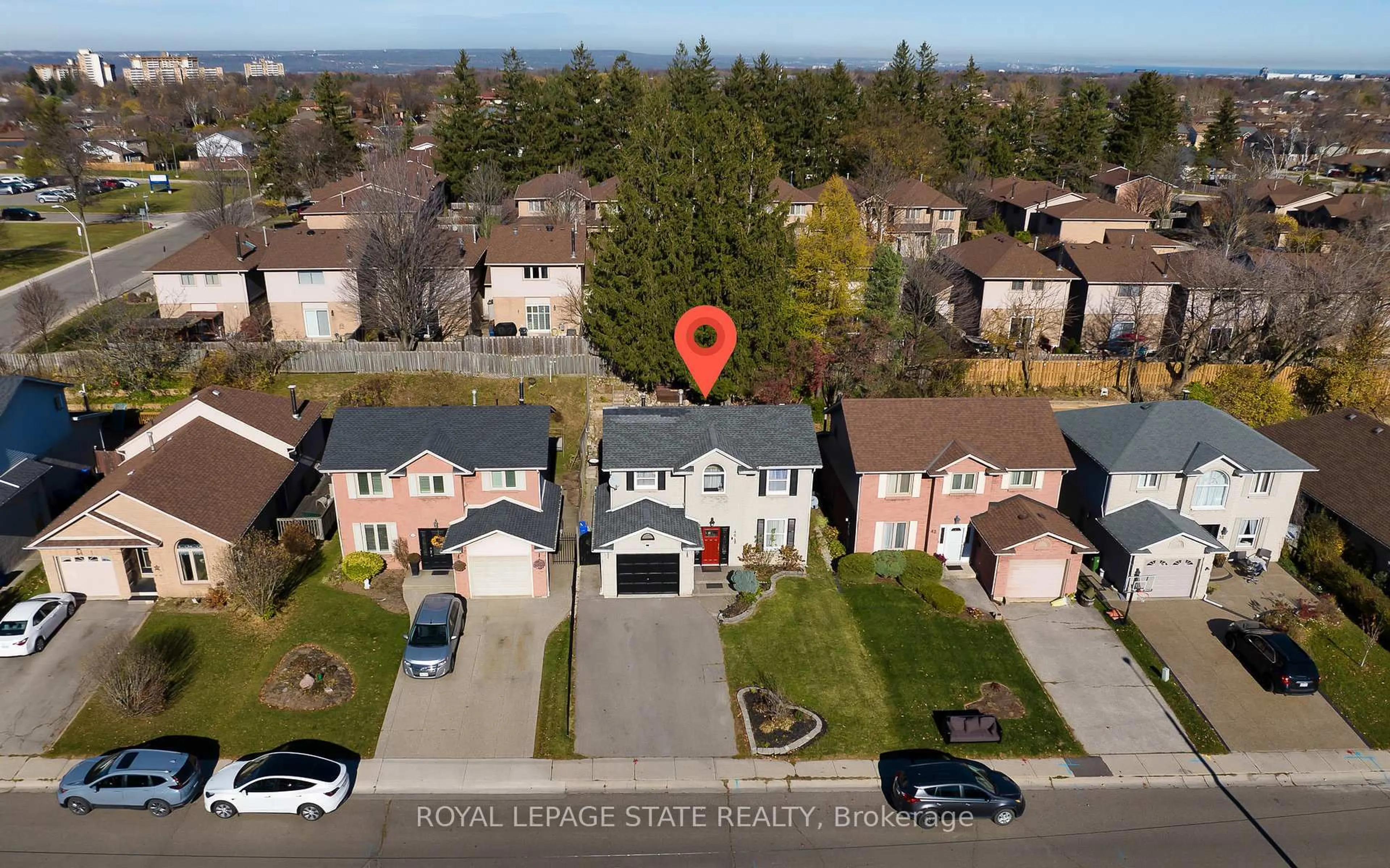 A pic from outside/outdoor area/front of a property/back of a property/a pic from drone, street for 46 Novoco Dr, Hamilton Ontario L9C 7E8