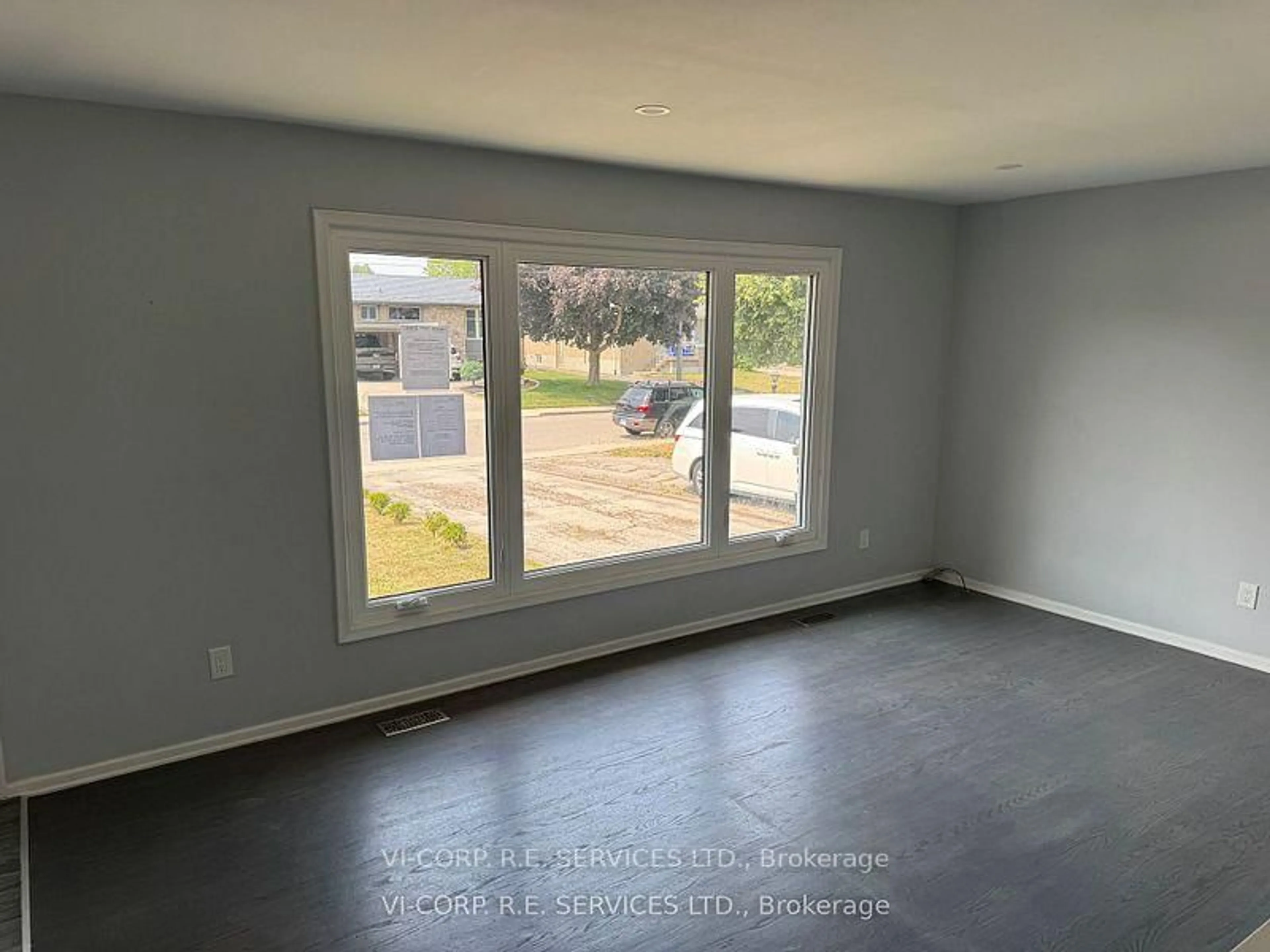 A pic of a room for 89 Greeningdon Dr, Hamilton Ontario L9A 3A8