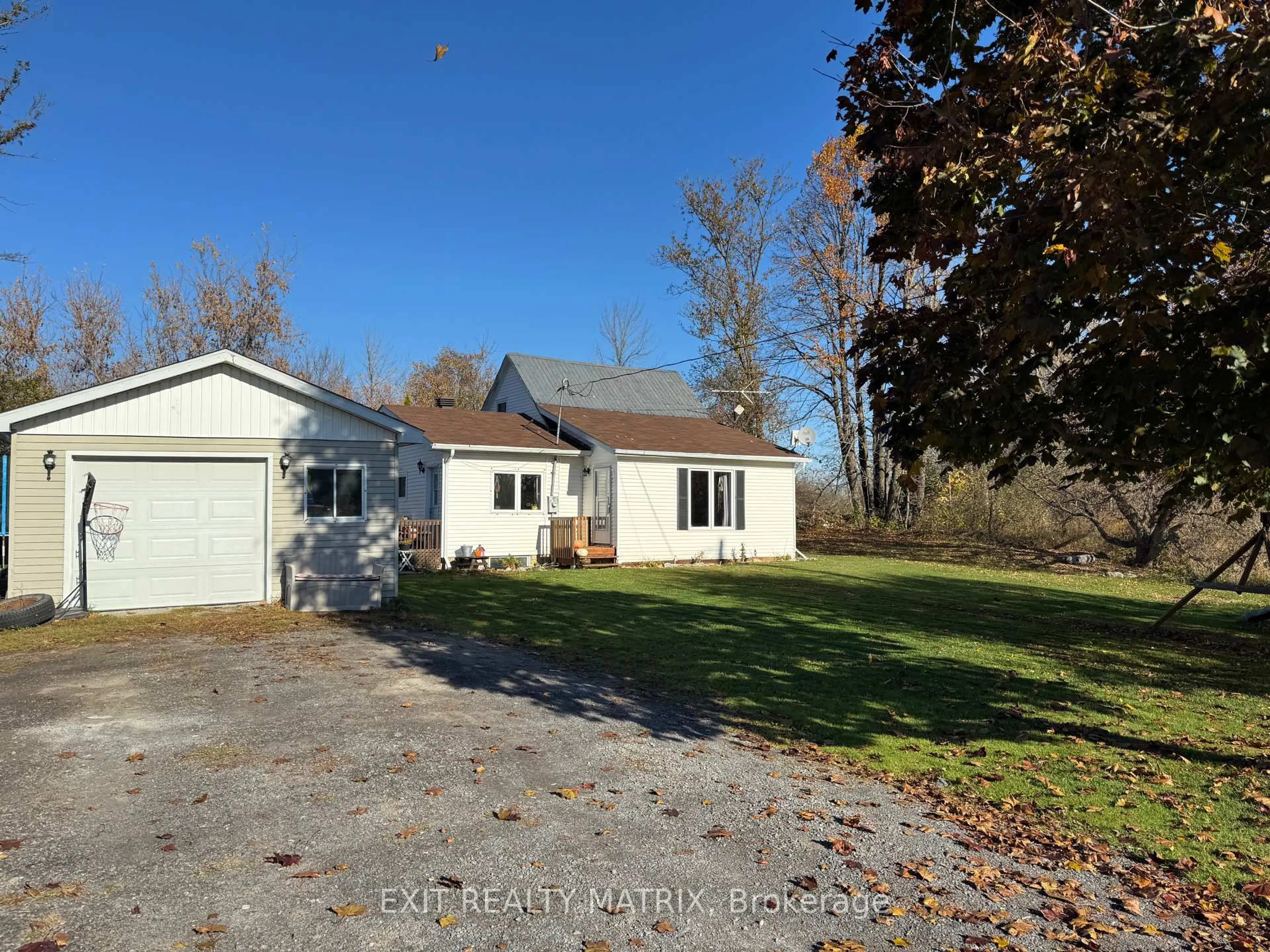 A pic from outside/outdoor area/front of a property/back of a property/a pic from drone, unknown for 19113 Murray St, North Glengarry Ontario K0C 1J0