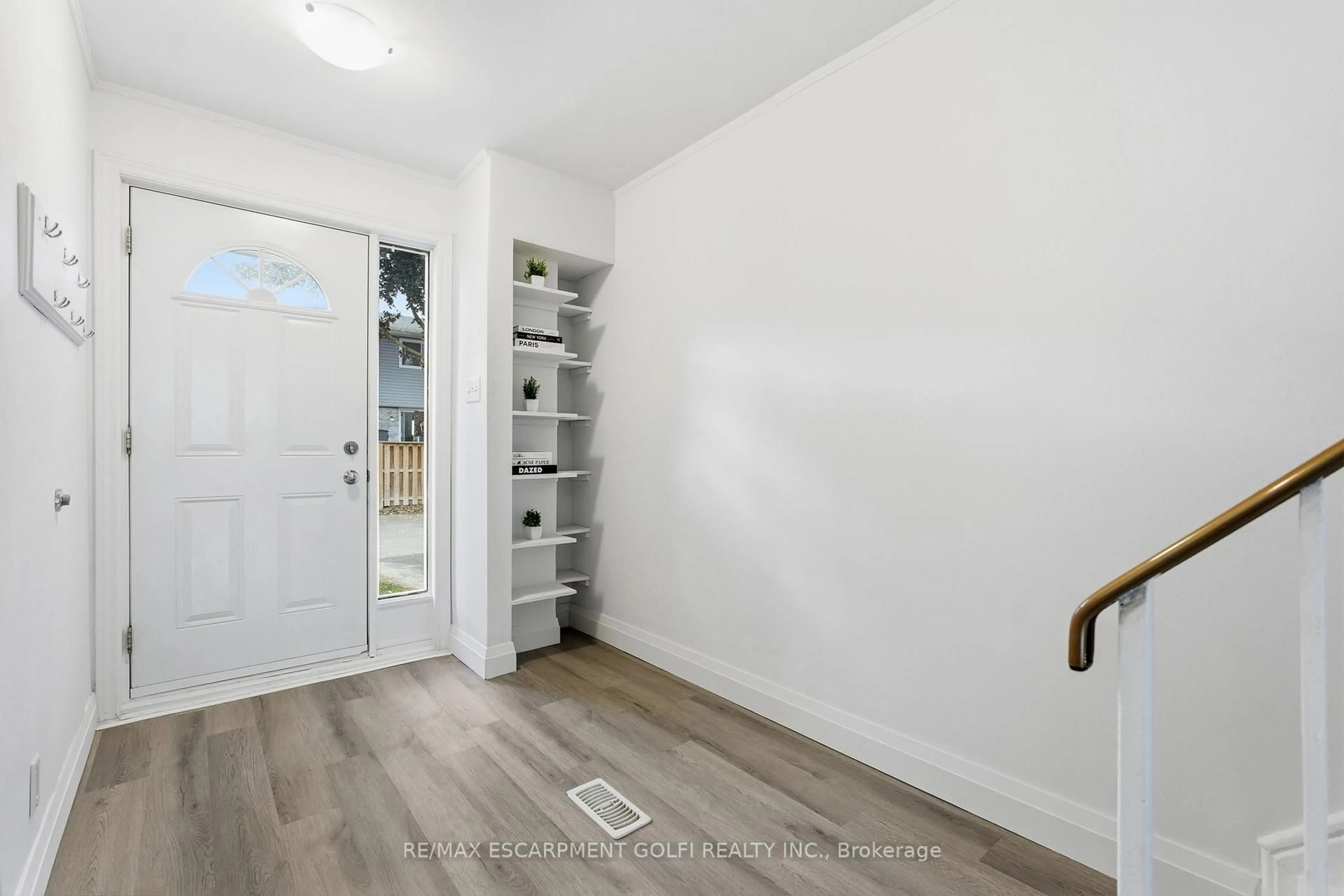 Indoor entryway for 496 Grey St #B, Brantford Ontario N3S 7L4