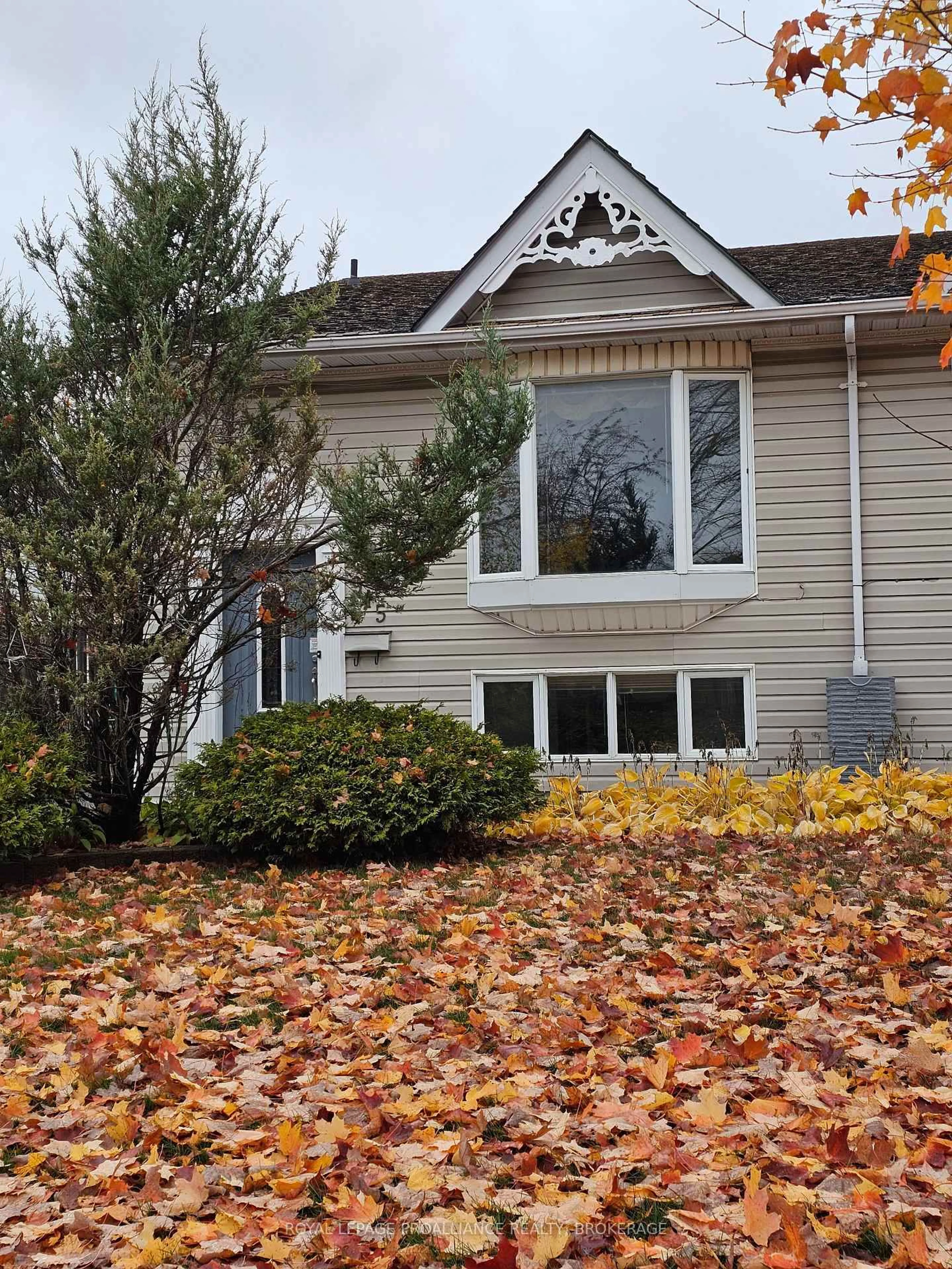 Home with vinyl exterior material, street for 915 Warburton Cres, Kingston Ontario K7M 8L3