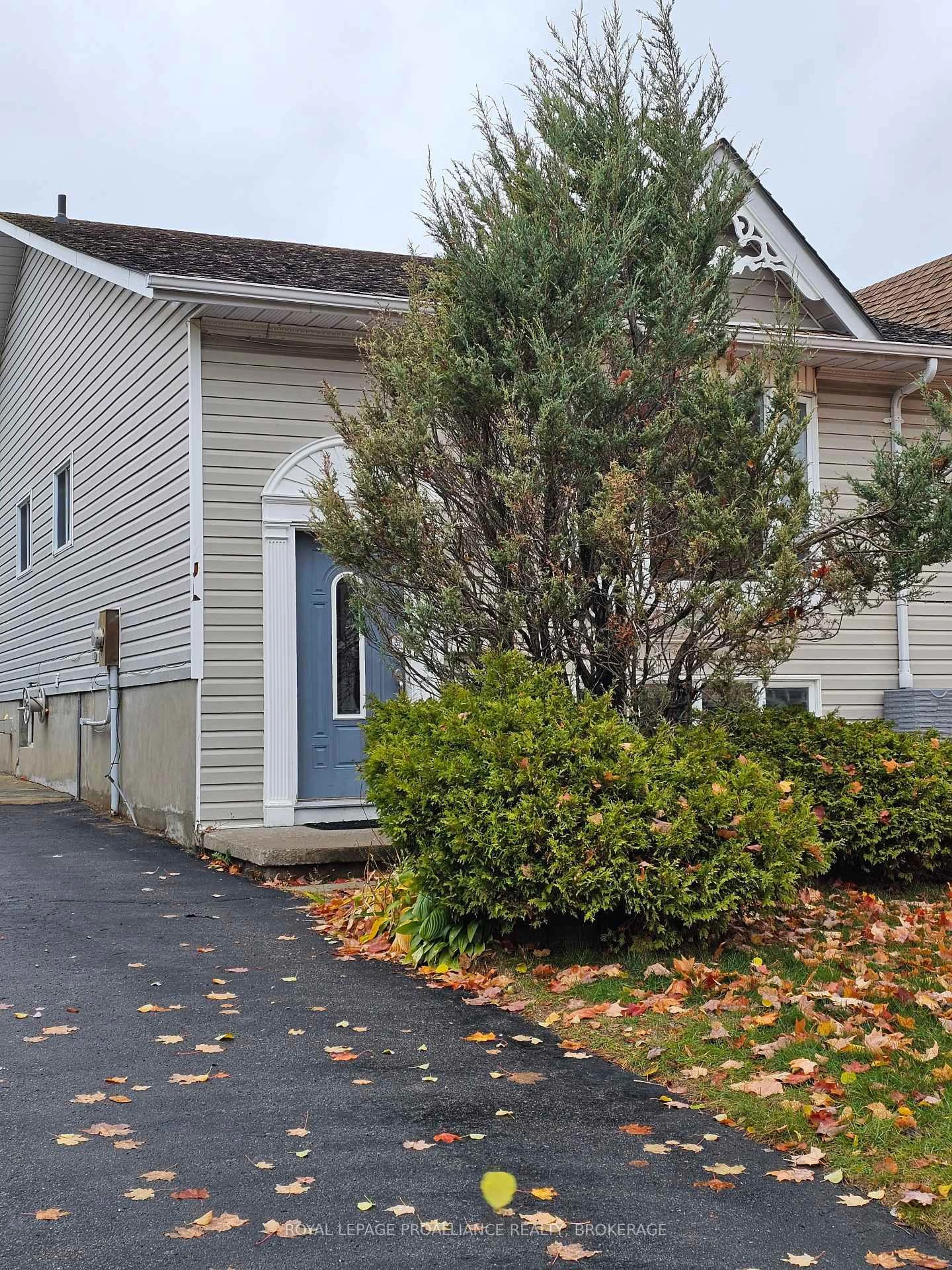 Home with vinyl exterior material, street for 915 Warburton Cres, Kingston Ontario K7M 8L3