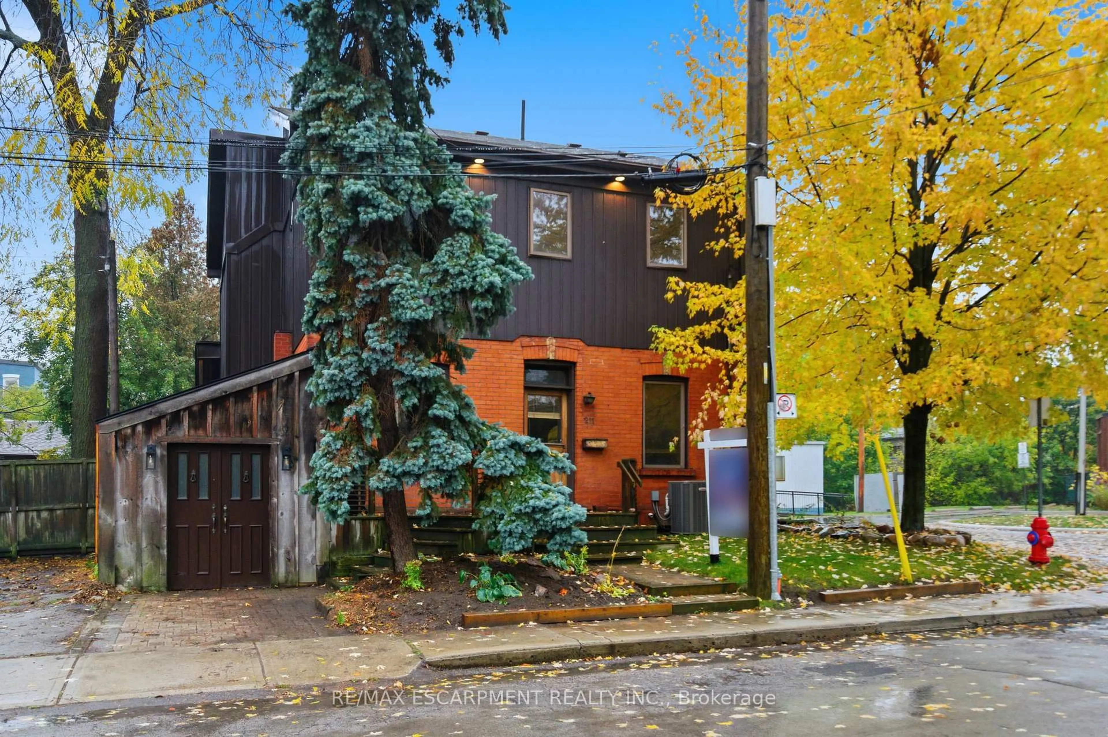 Home with brick exterior material, street for 211 Robinson St, Hamilton Ontario L8P 1Z8