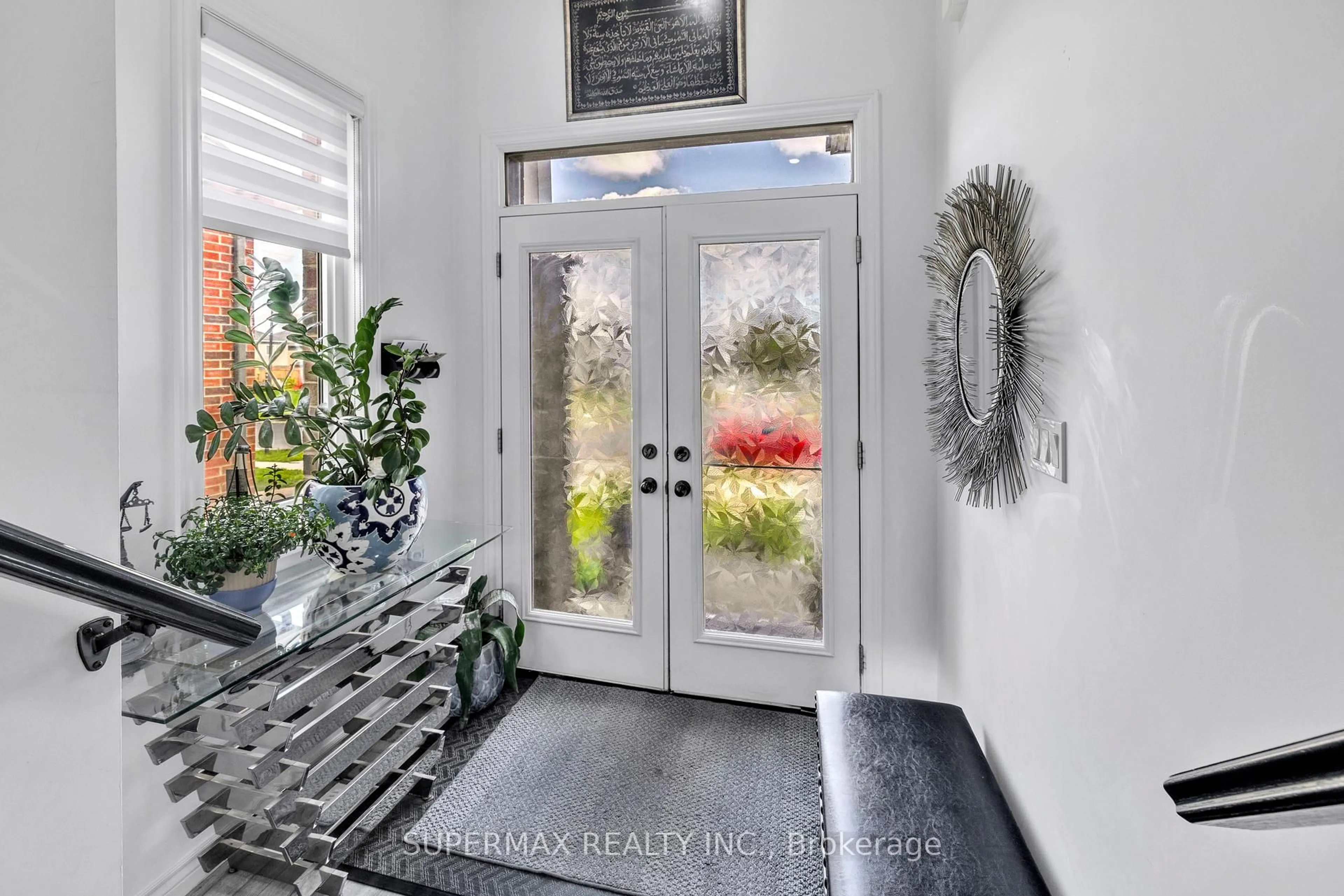 Indoor entryway for 2743 Oriole Dr, London South Ontario N6M 1E7