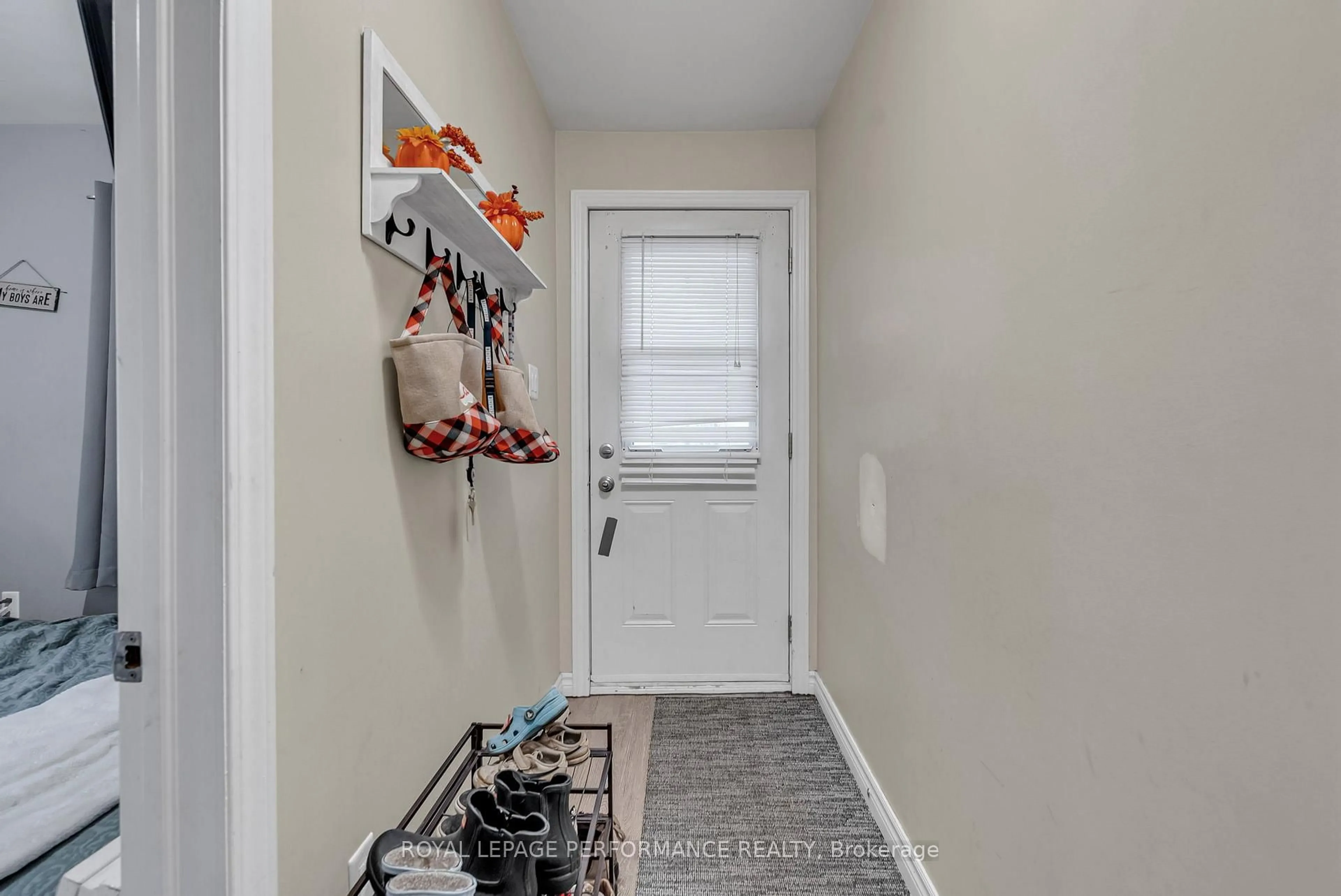 Indoor entryway for 23 Lefebvre Ave, Cornwall Ontario K6H 5G3