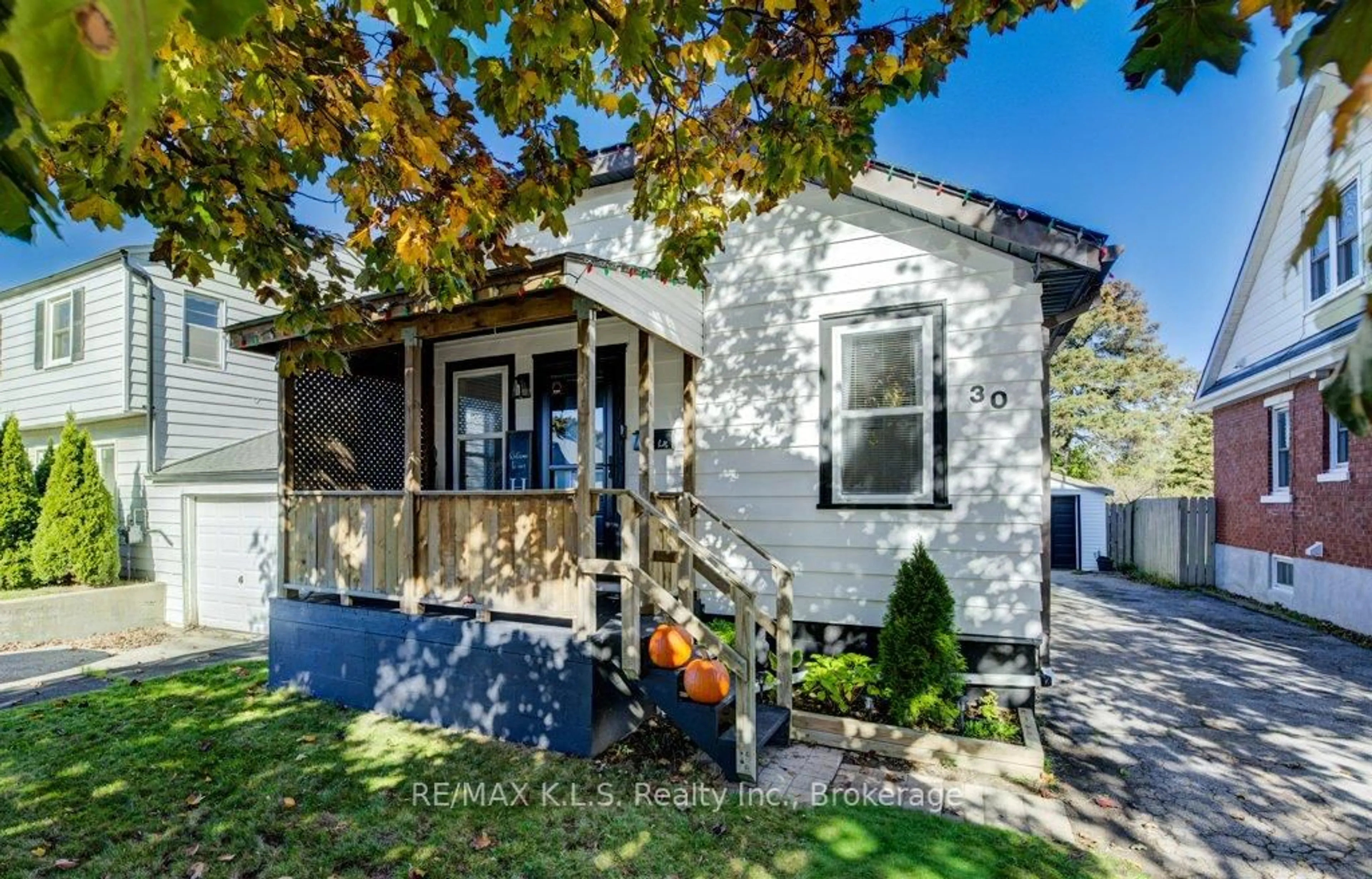 Home with vinyl exterior material, street for 30 Elmwood Ave, Cambridge Ontario N1R 4Y1