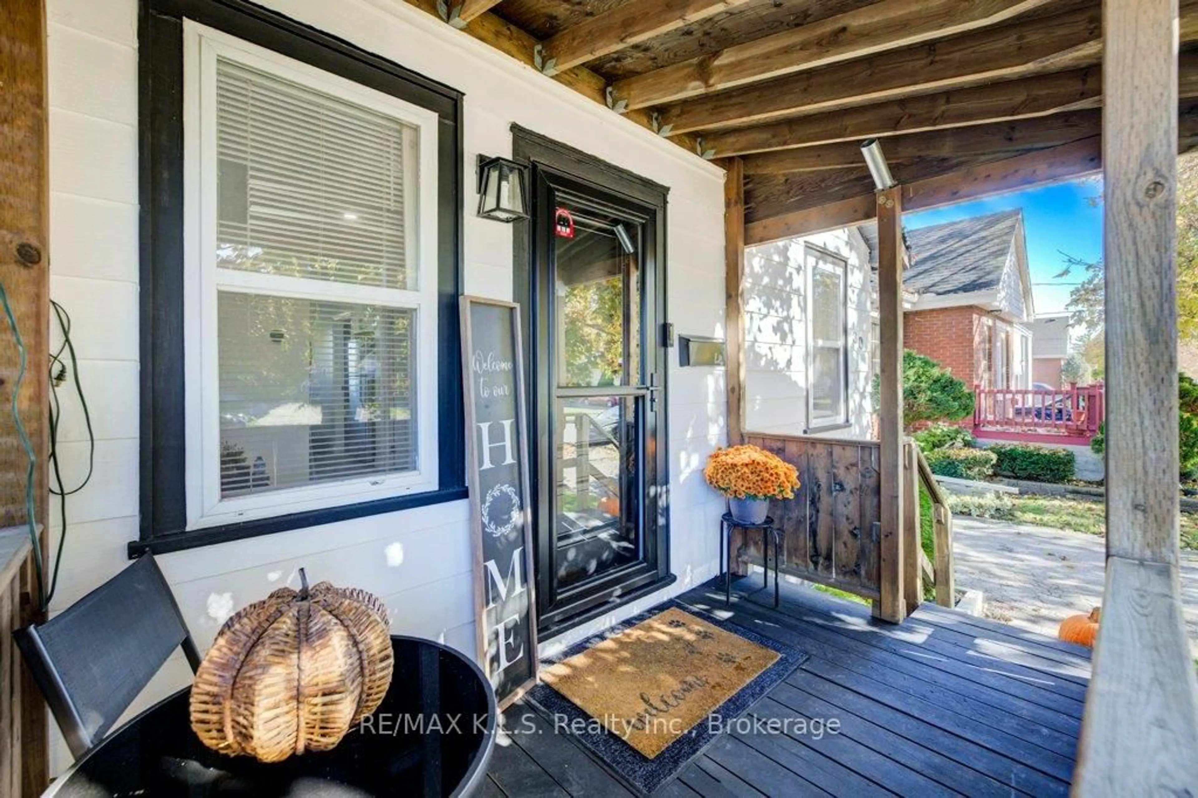 Indoor entryway for 30 Elmwood Ave, Cambridge Ontario N1R 4Y1