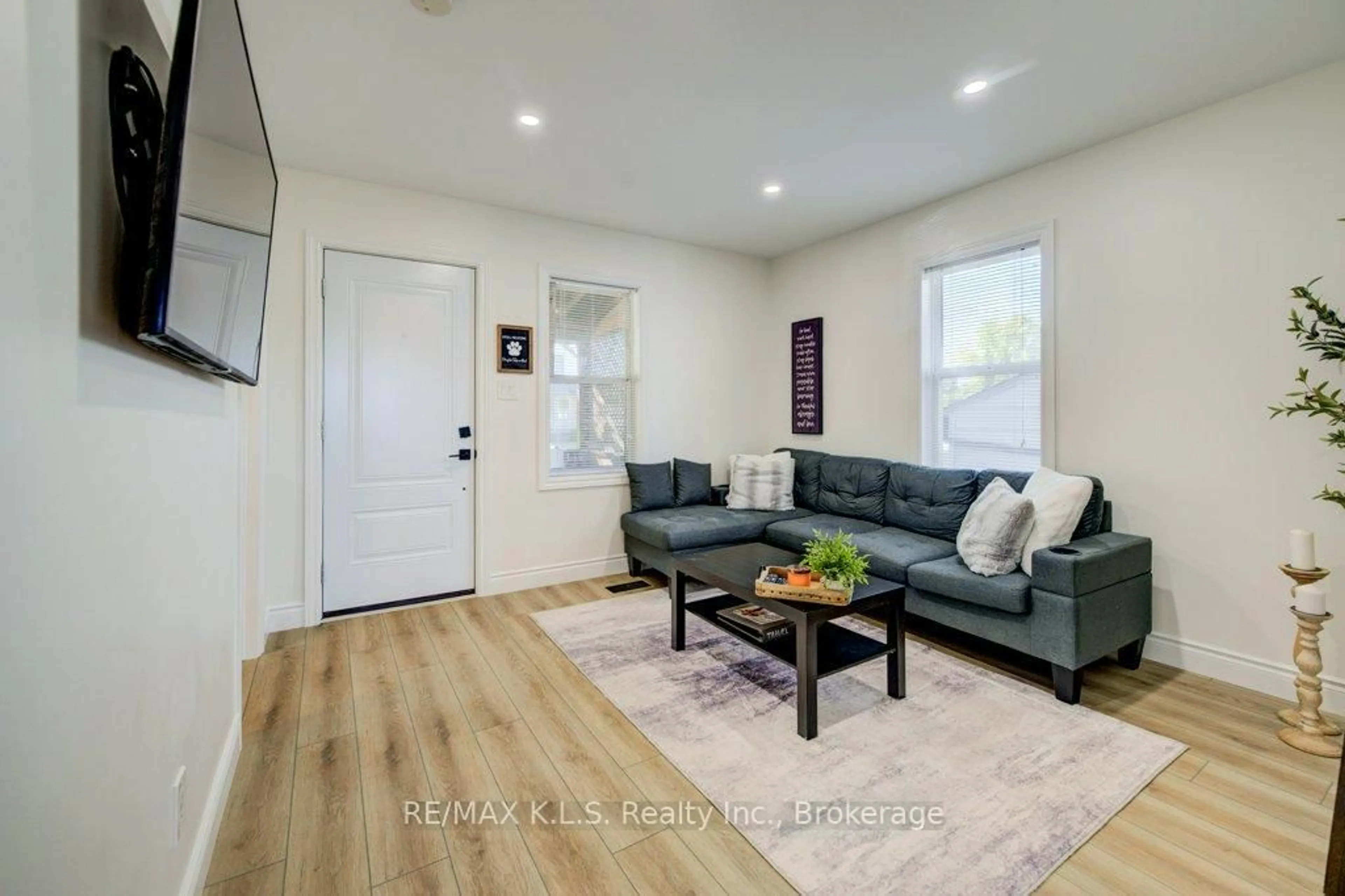 Living room with furniture, unknown for 30 Elmwood Ave, Cambridge Ontario N1R 4Y1