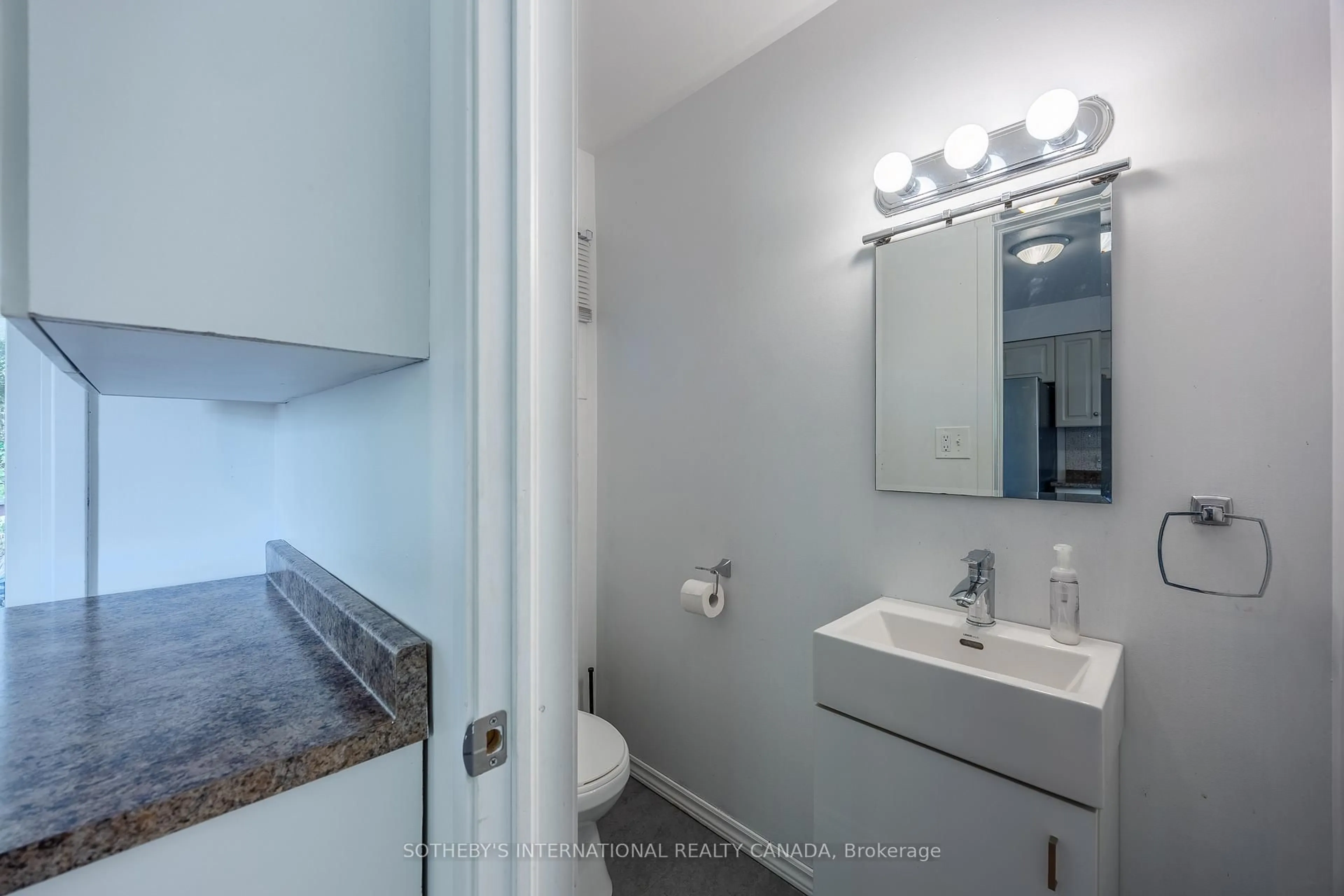 Standard bathroom, ceramic/tile floor for 17 Mechanic St, Norfolk Ontario N0E 1Y0