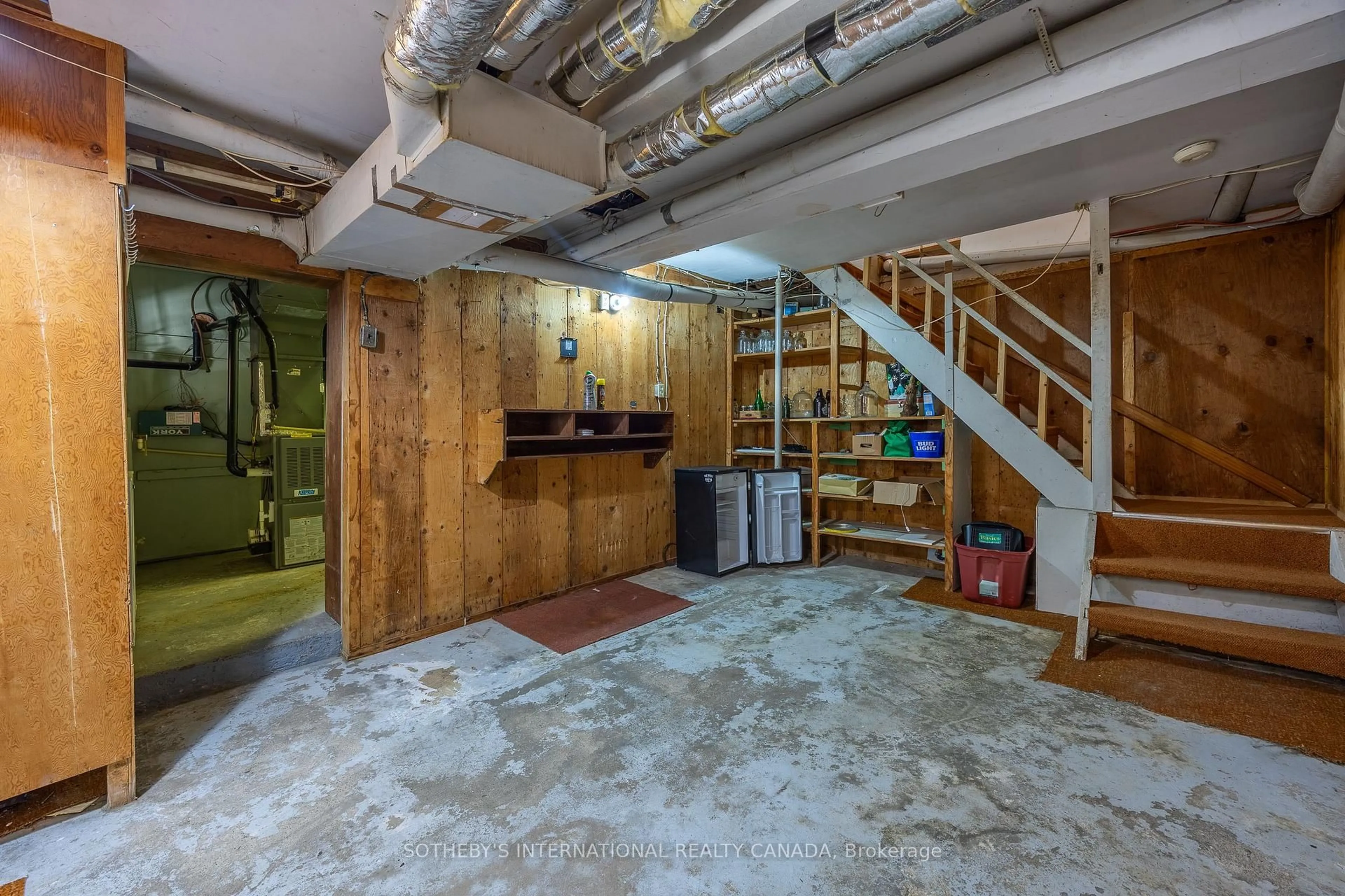 Indoor garage for 17 Mechanic St, Norfolk Ontario N0E 1Y0