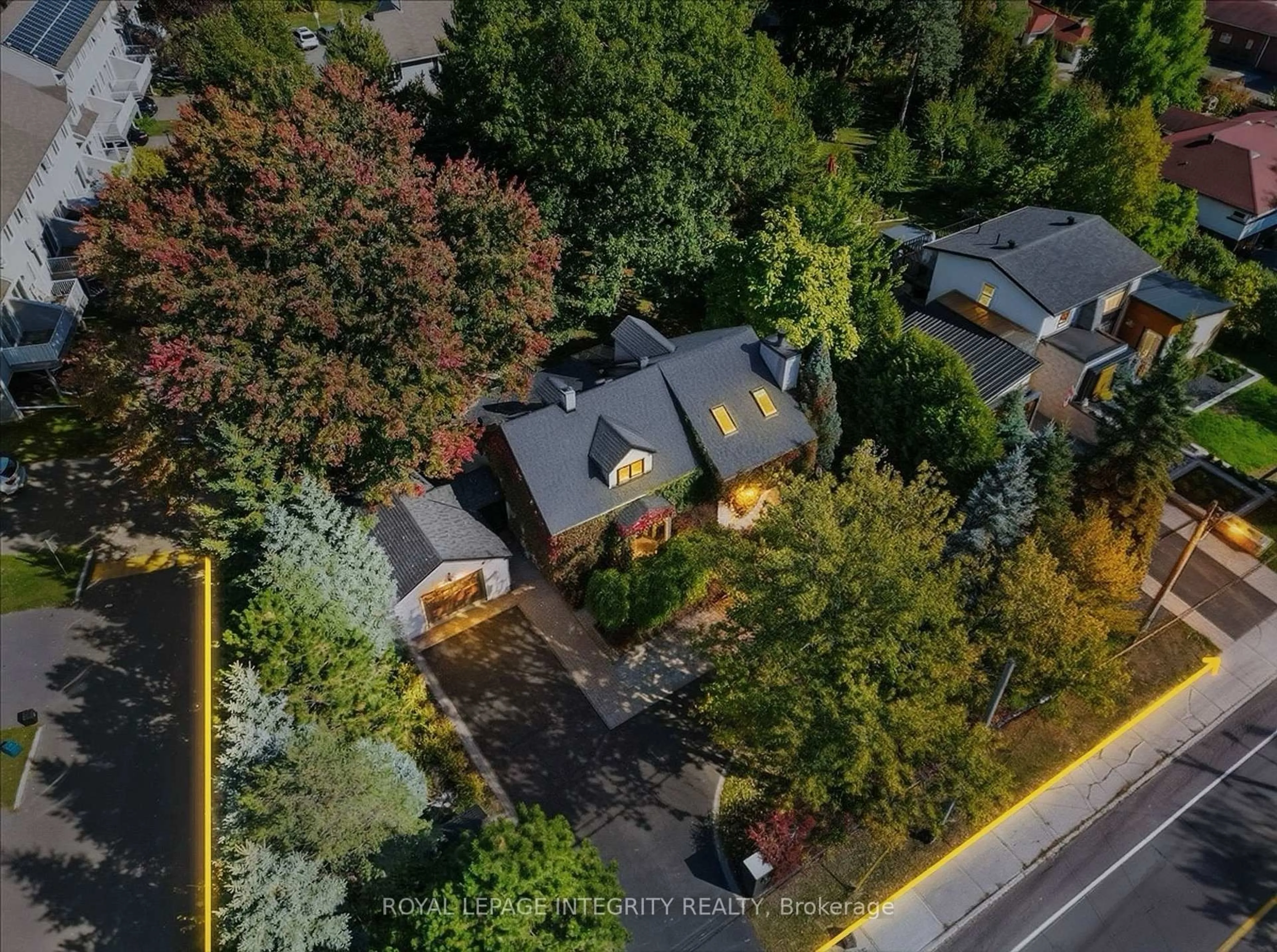 A pic from outside/outdoor area/front of a property/back of a property/a pic from drone, street for 3565 Albion Rd, Ottawa Ontario K1T 1A2