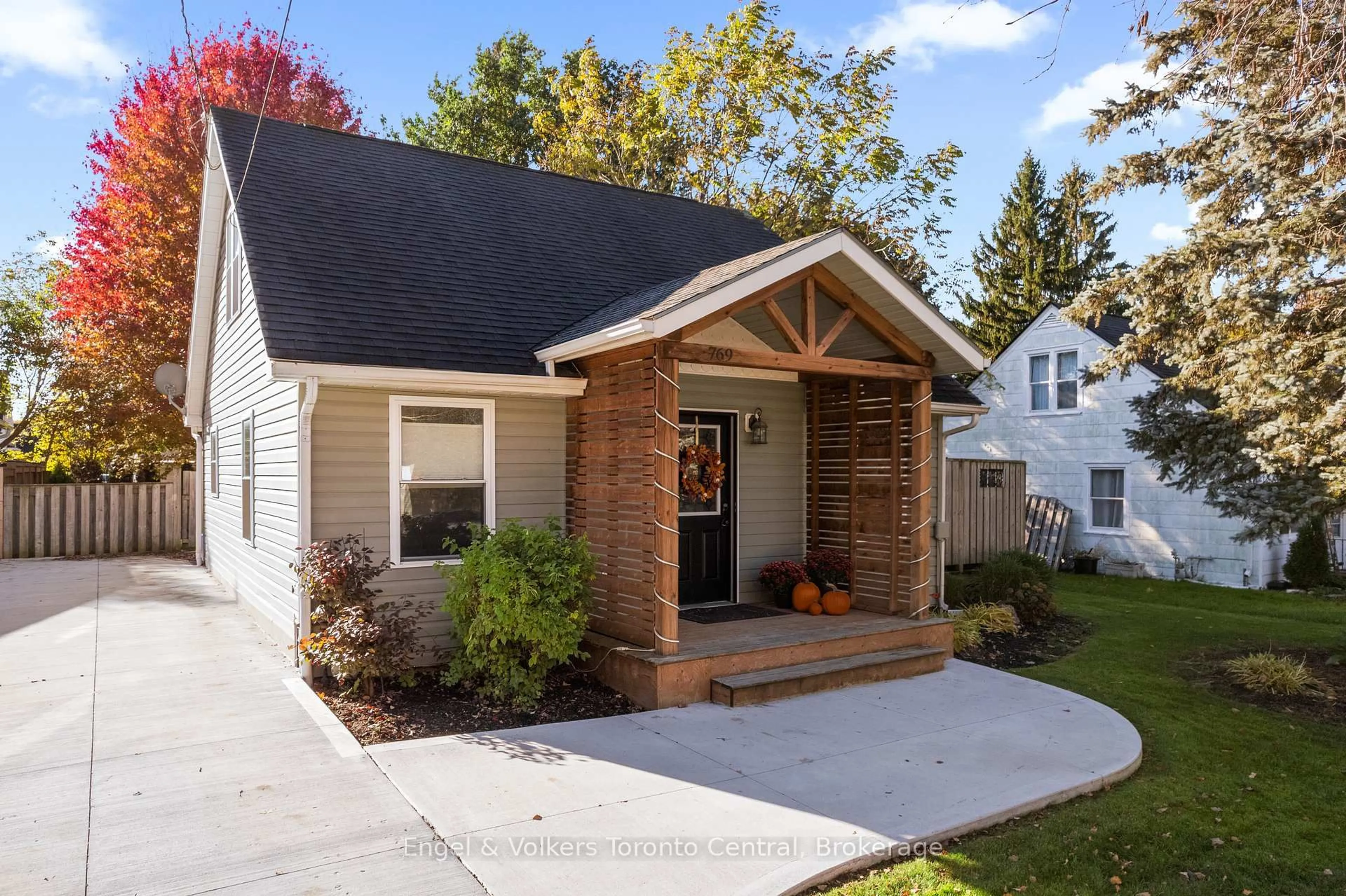 Home with vinyl exterior material, street for 769 7th A St, Owen Sound Ontario N4K 1K6