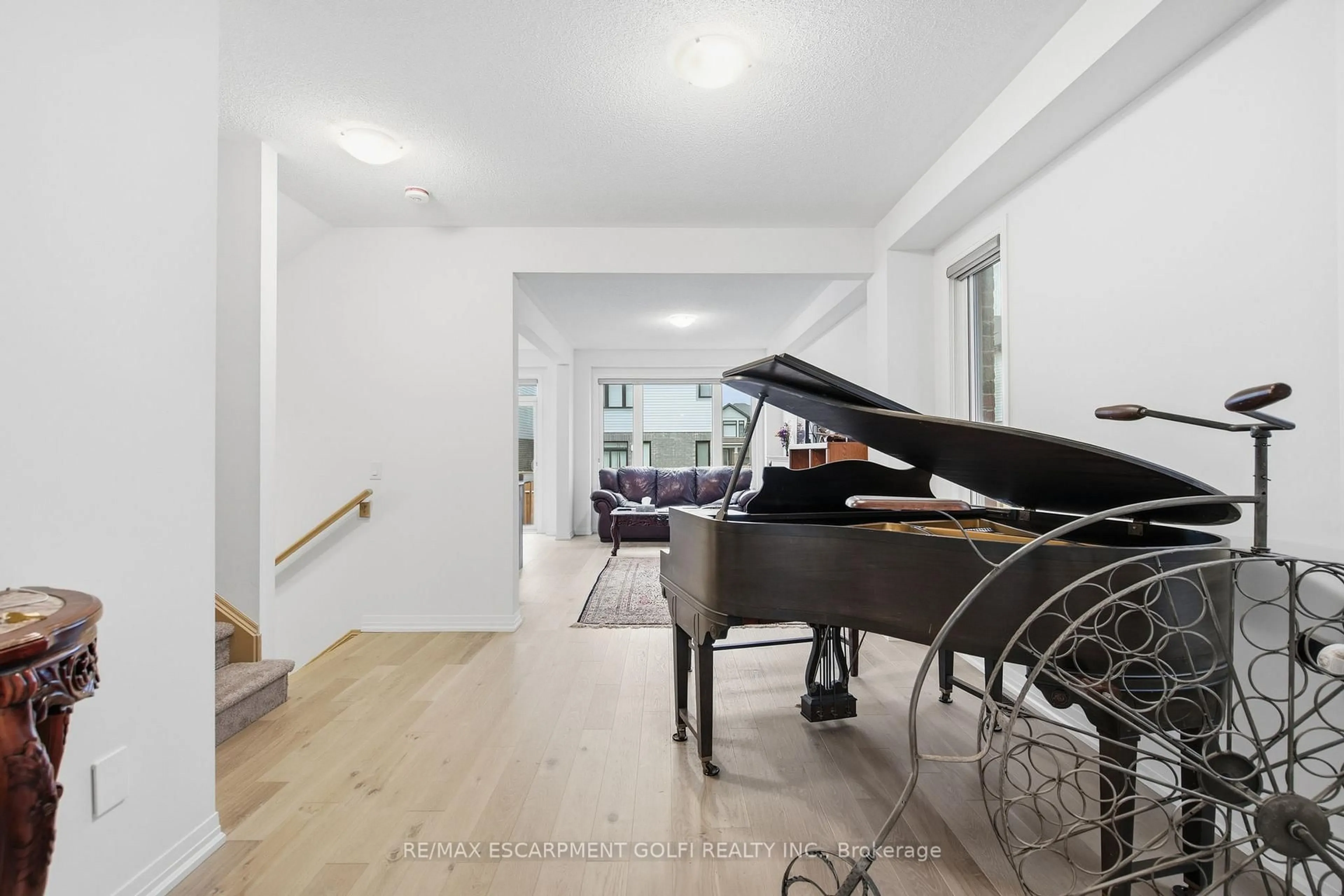 Indoor foyer for 28 Fairey Cres, Hamilton Ontario L0R 1W0