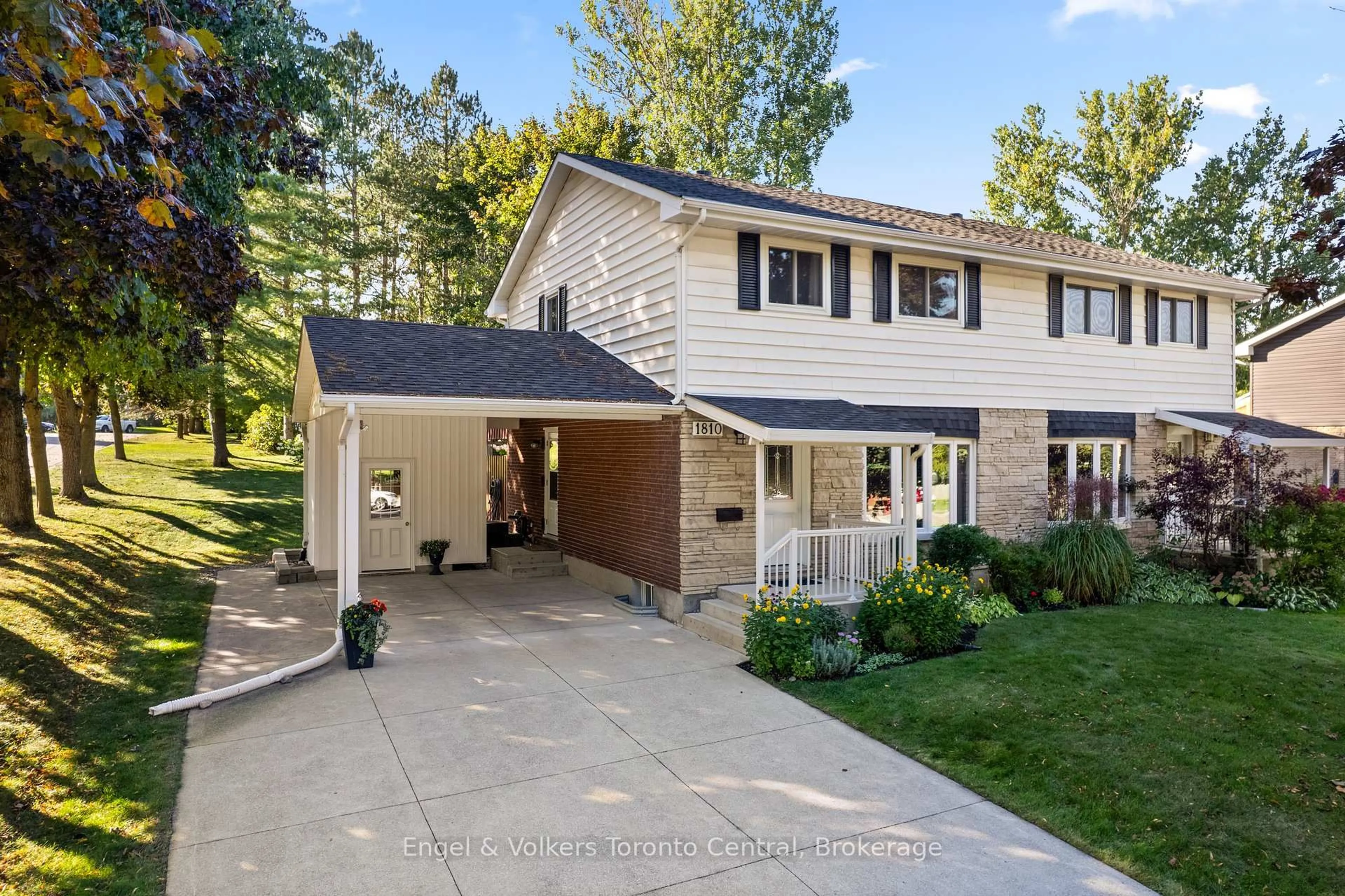 Home with vinyl exterior material, street for 1810 6th Ave, Owen Sound Ontario N4K 5H9