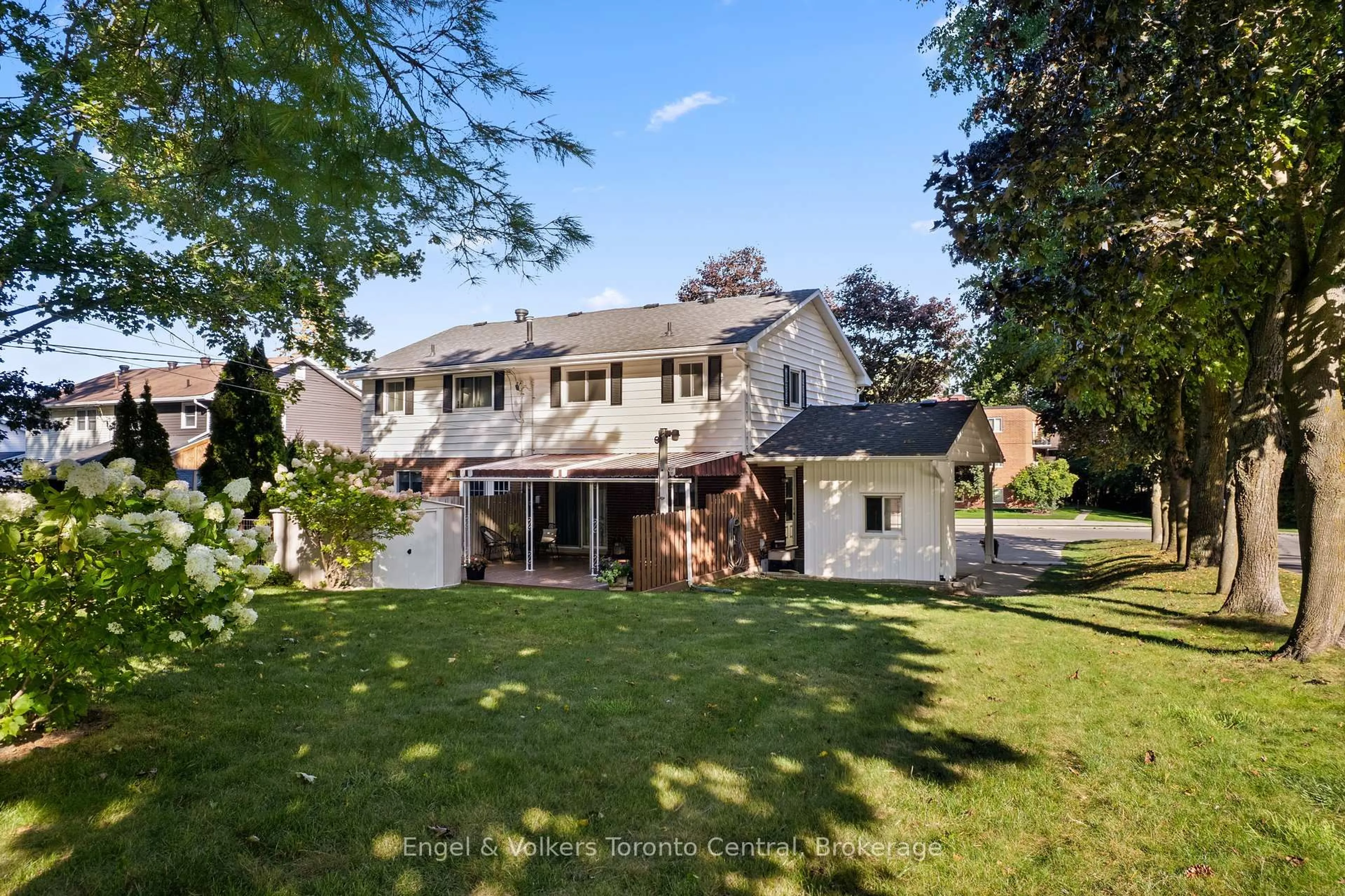 A pic from outside/outdoor area/front of a property/back of a property/a pic from drone, street for 1810 6th Ave, Owen Sound Ontario N4K 5H9