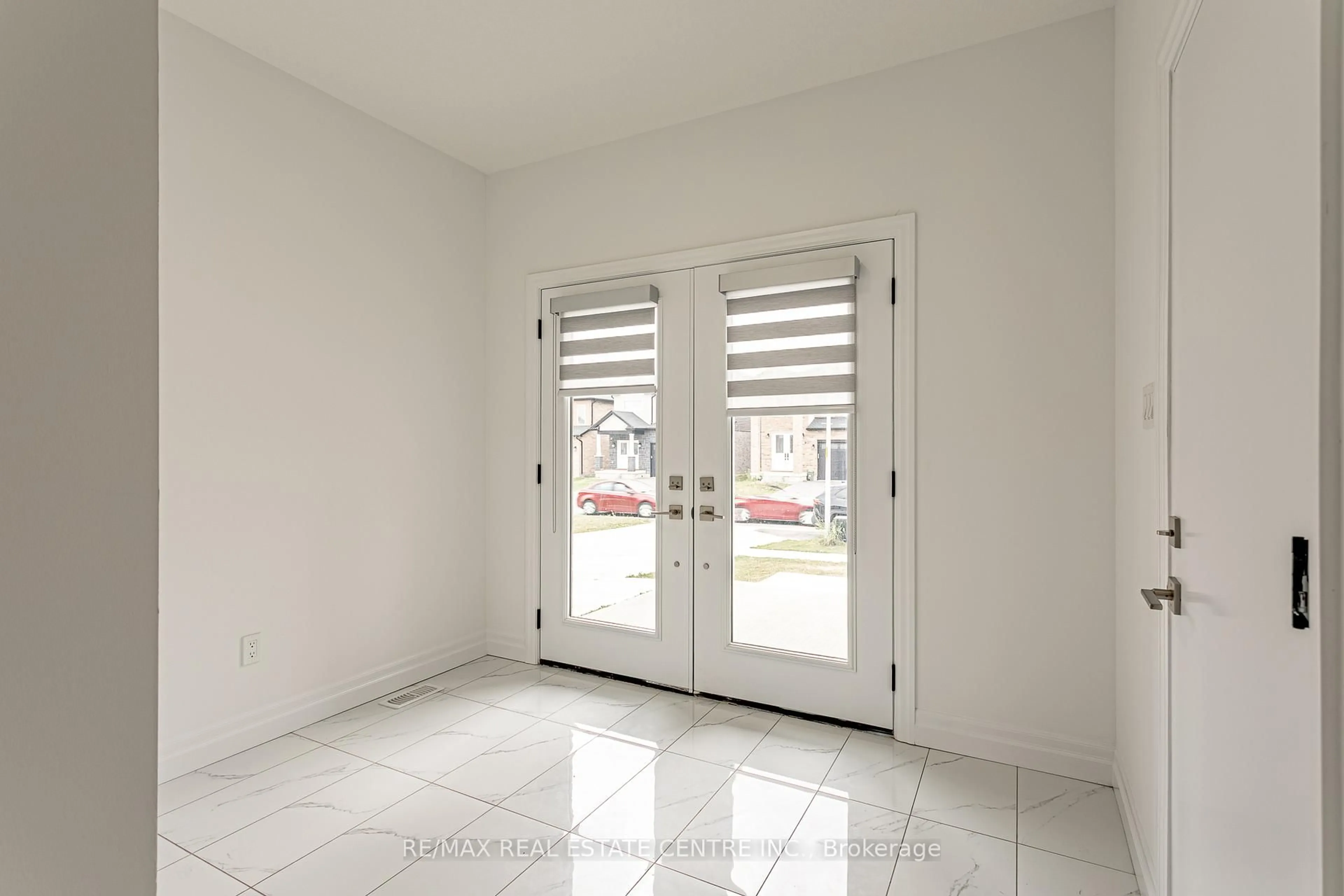 Indoor entryway for 2607 Bateman Tr, London South Ontario N6L 0H2