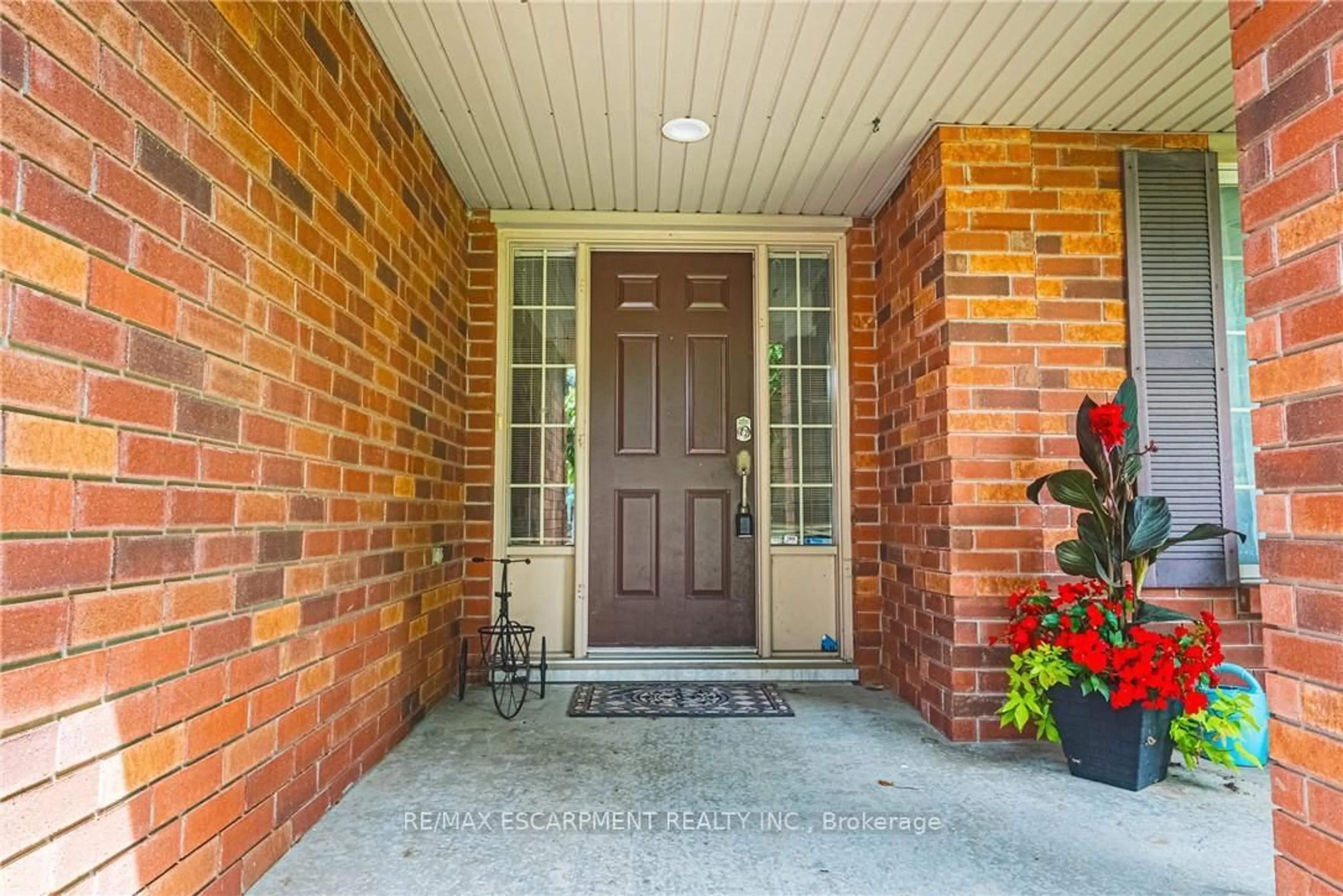 Indoor entryway for 185 COMFORT Crt, Hamilton Ontario L0R 1W0
