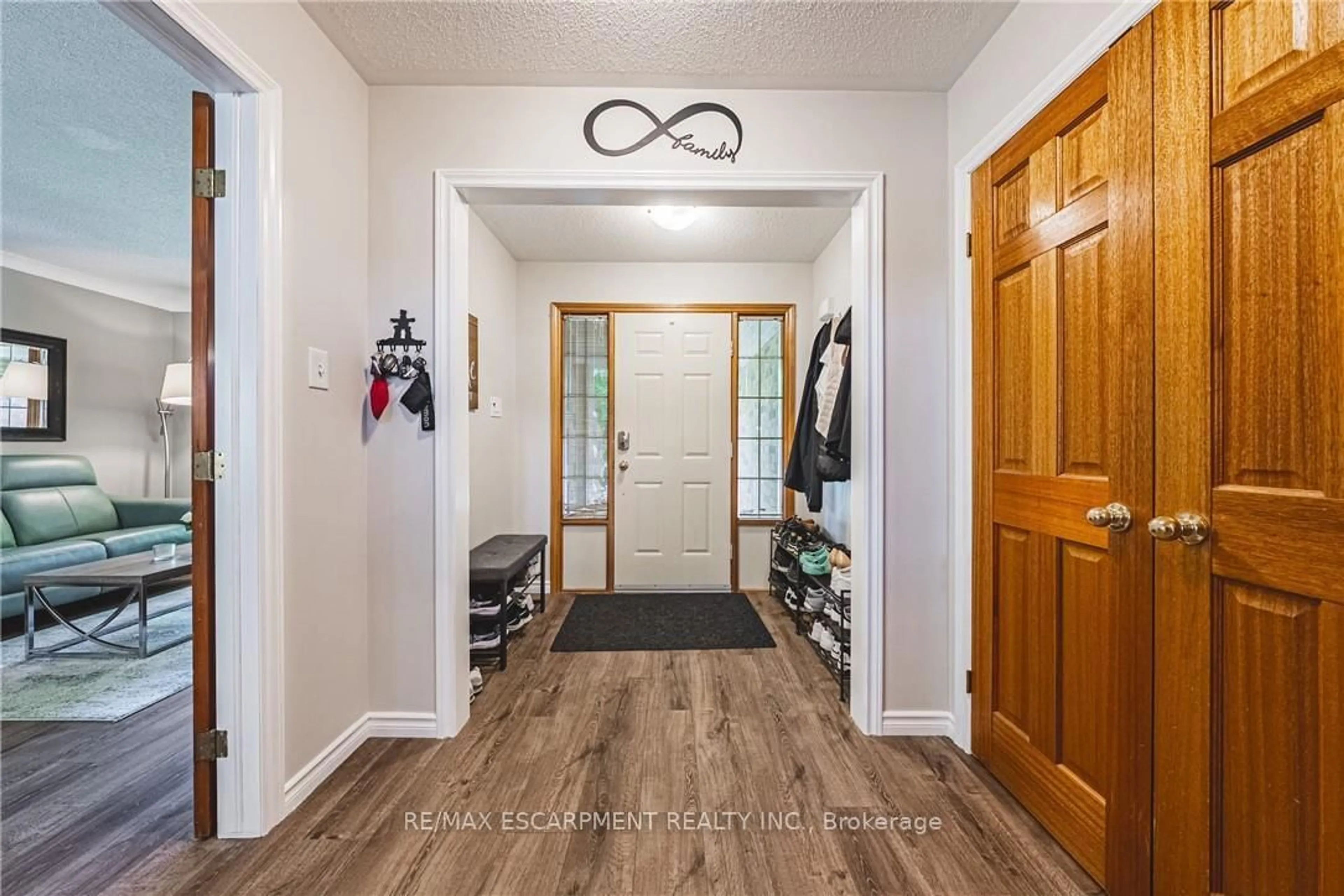 Indoor entryway for 185 COMFORT Crt, Hamilton Ontario L0R 1W0