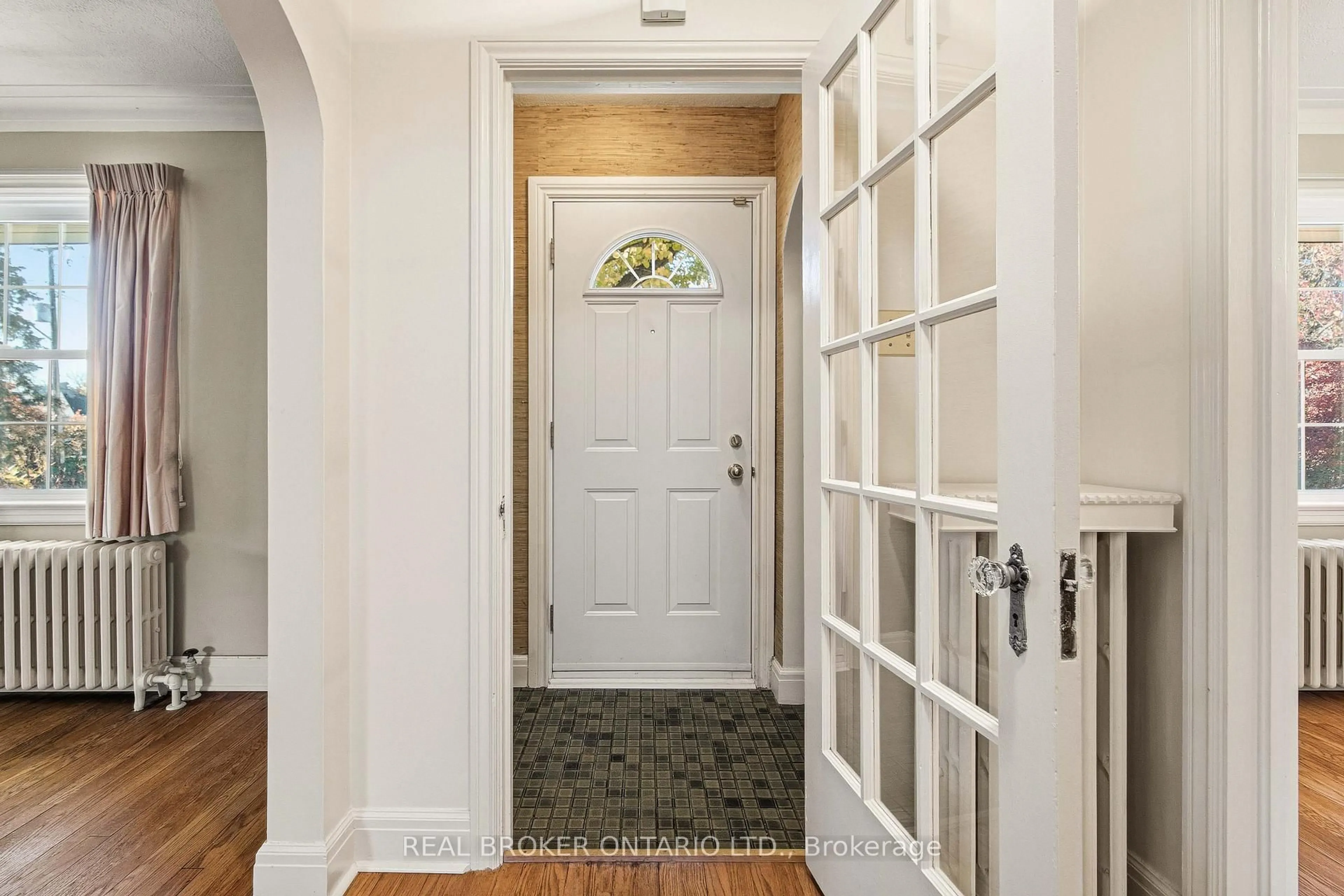 Indoor entryway for 43 Reid Ave, Ottawa Ontario K1Y 1S5