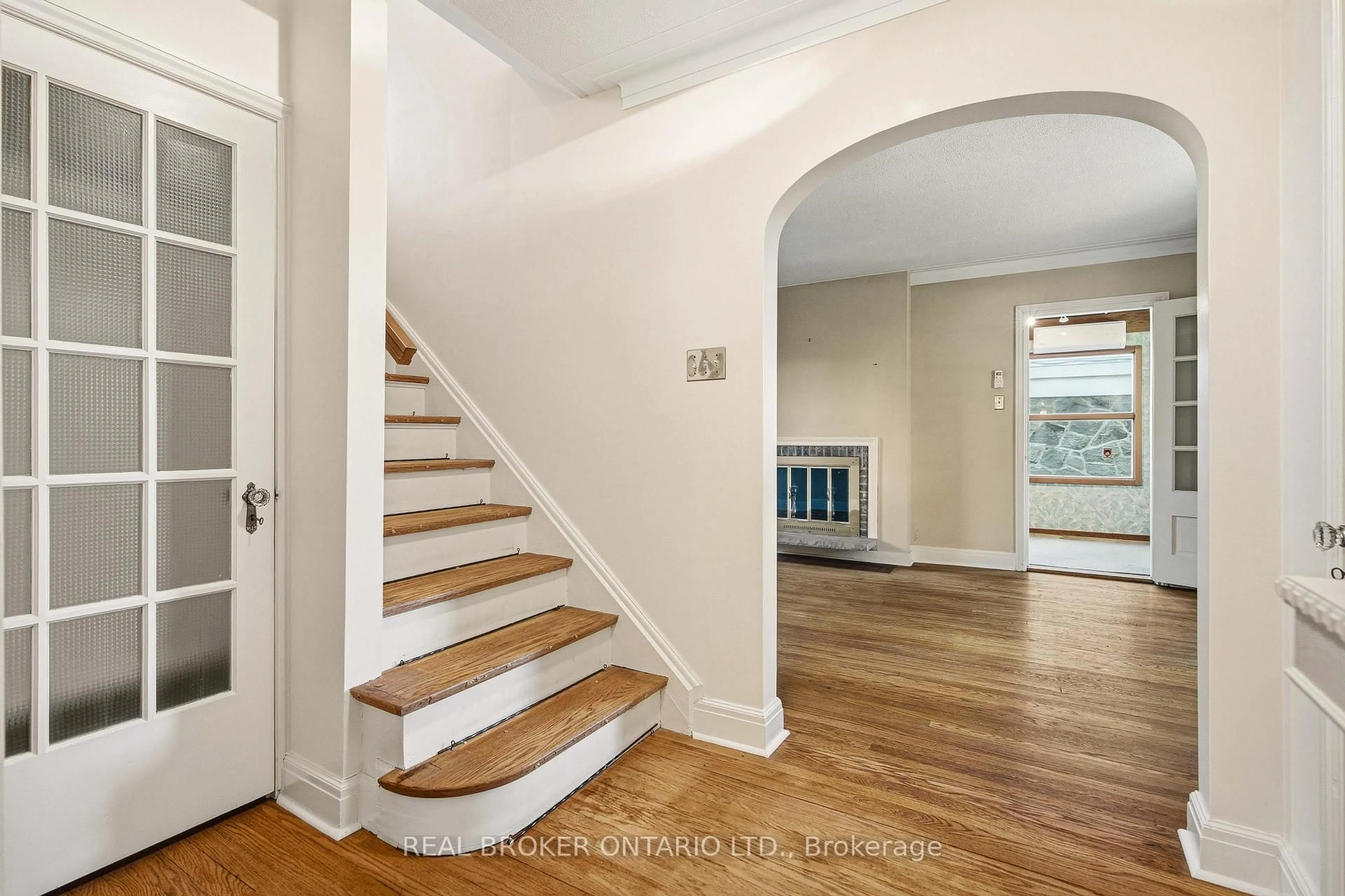 Indoor entryway for 43 Reid Ave, Ottawa Ontario K1Y 1S5