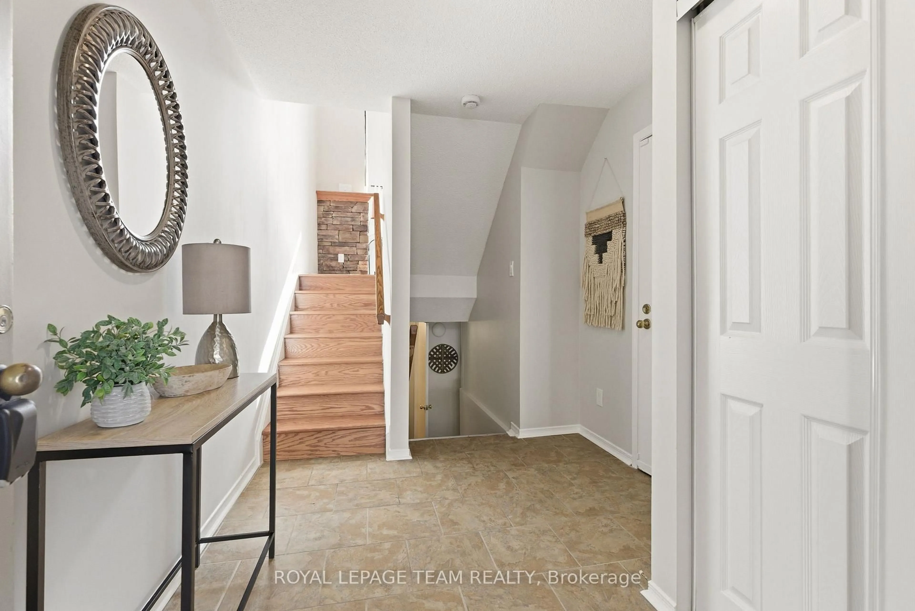 Indoor entryway for 1404 Forge St, Ottawa Ontario K1T 2V1